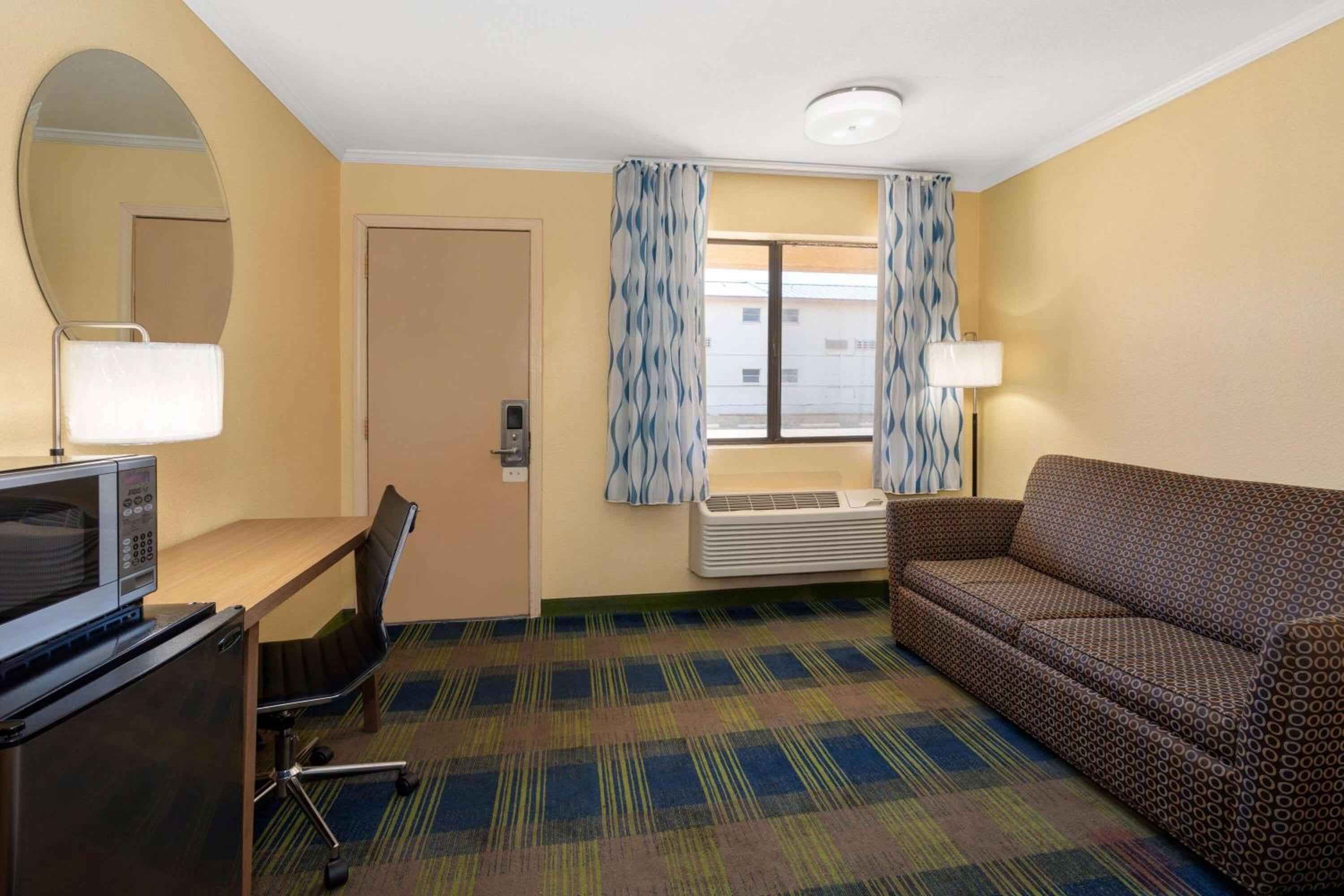 King Room - Non-Smoking - Photo 10