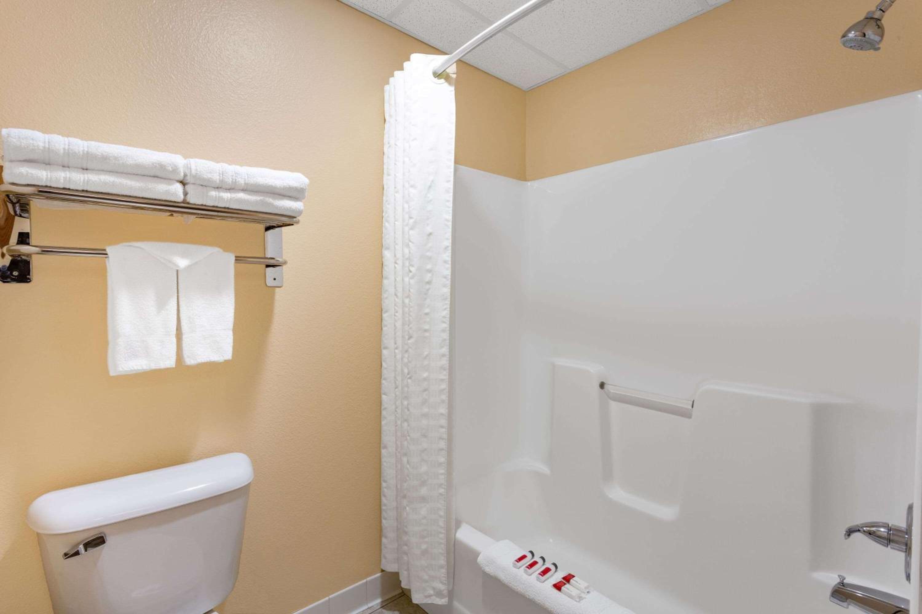 King Room - Non-Smoking - Photo 5
