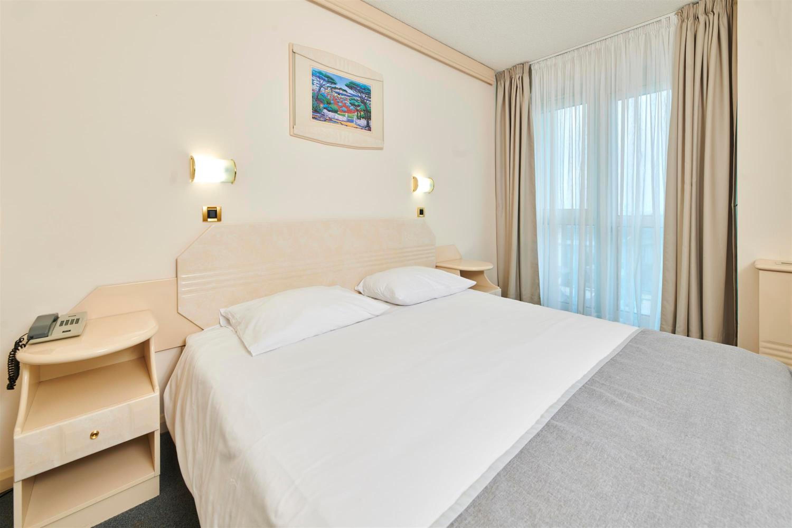 Suite with Balcony - Photo 4