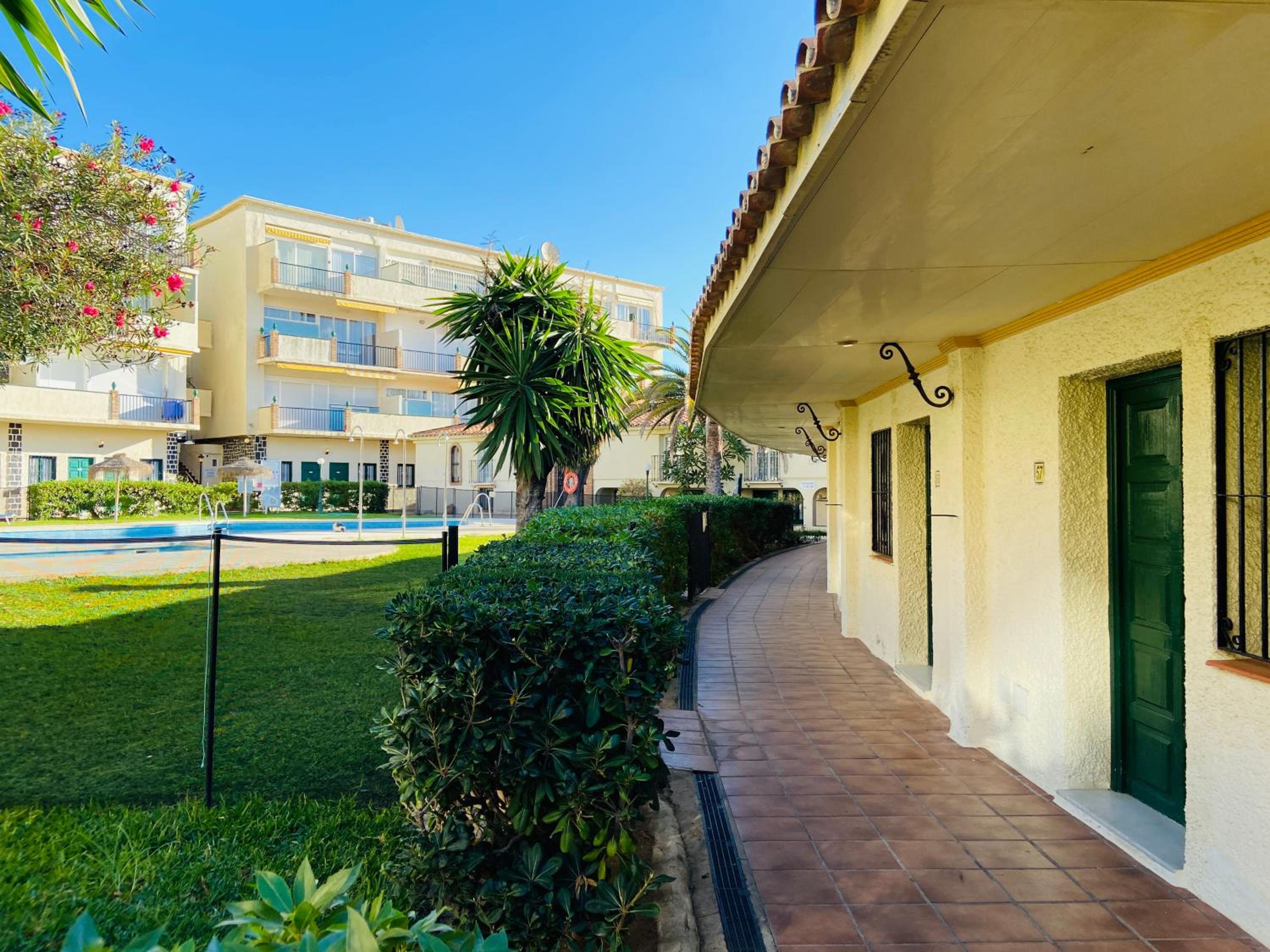 Twin Room - Ground Floor with Partial Swimming Pool View photo 3
