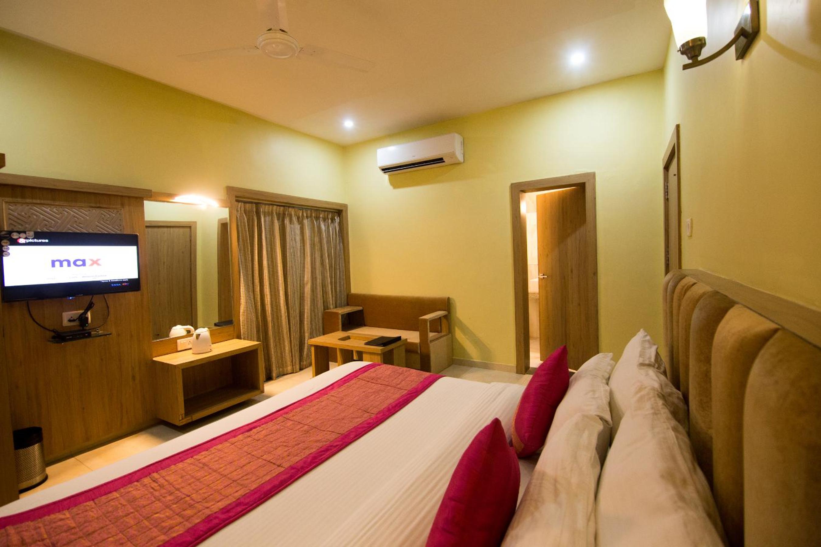 Deluxe Double Room with Balcony photo 3