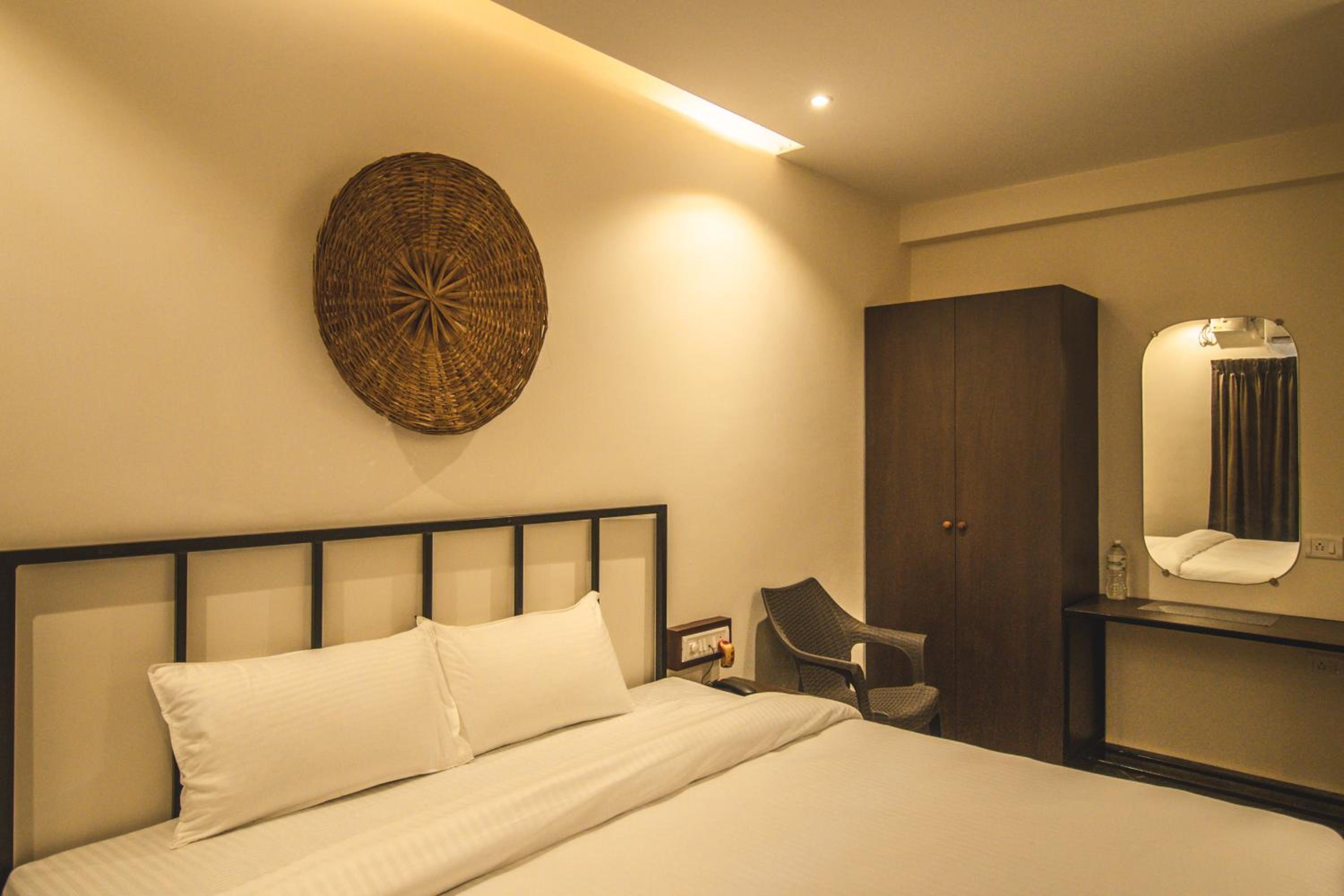 Deluxe Double Room with Balcony - Photo 6