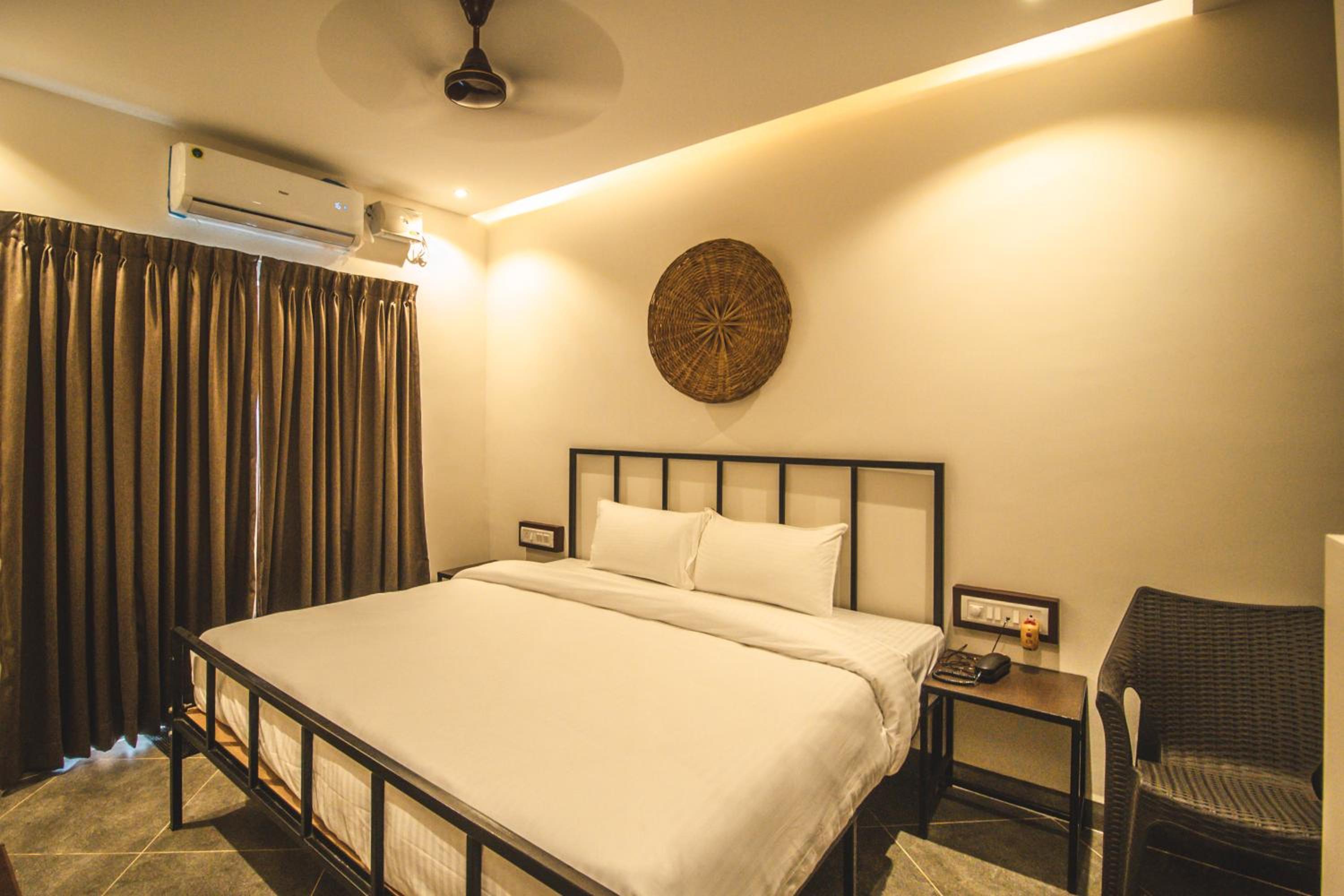 Deluxe Double Room with Balcony - Photo 7