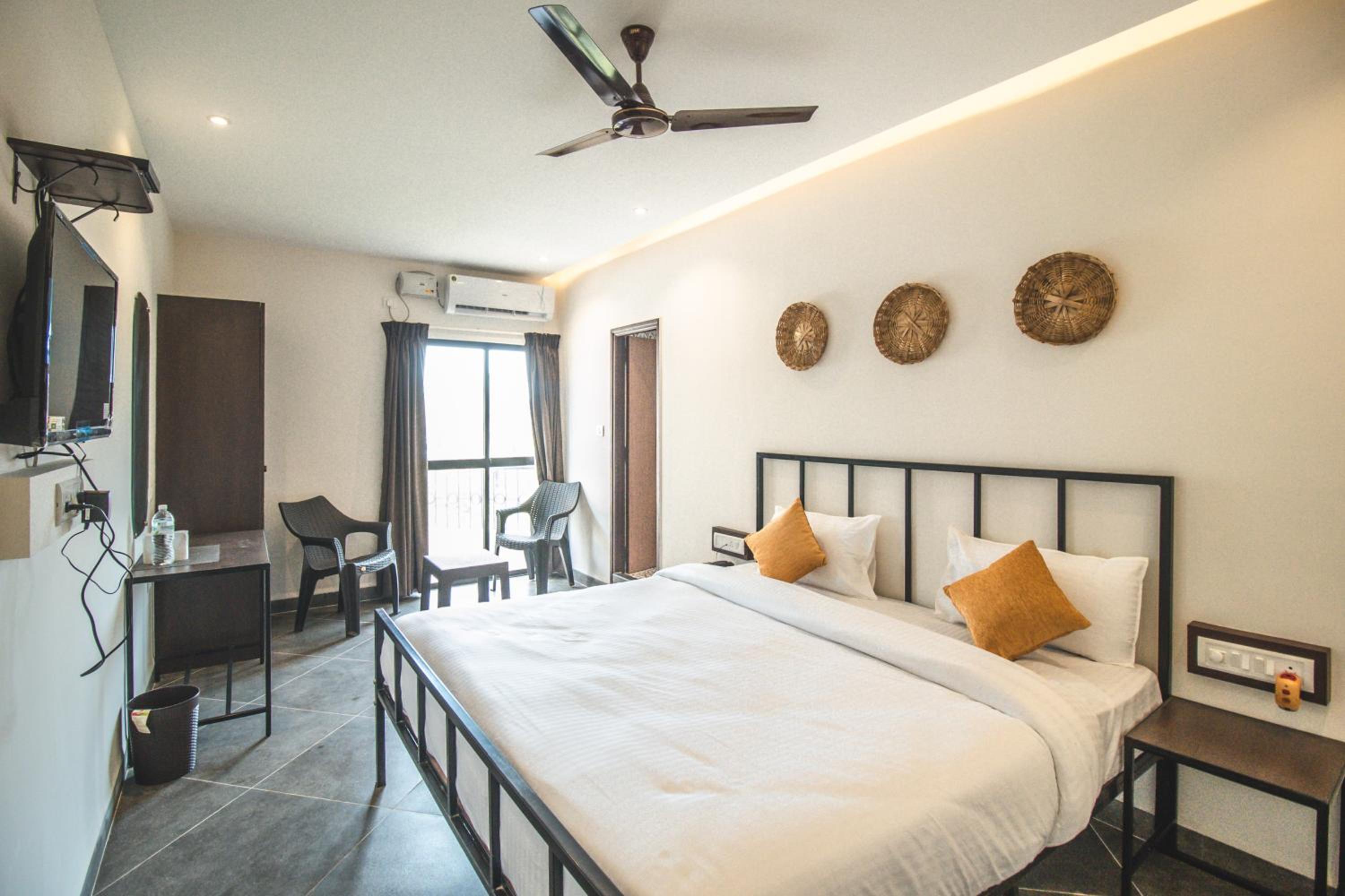 Deluxe Double Room with Balcony - Photo 1