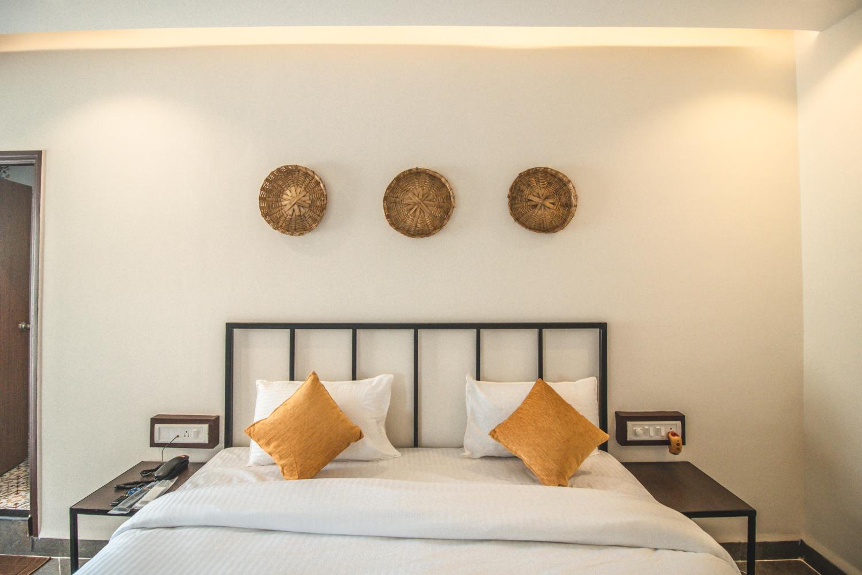 Deluxe Double Room with Balcony - Photo 8