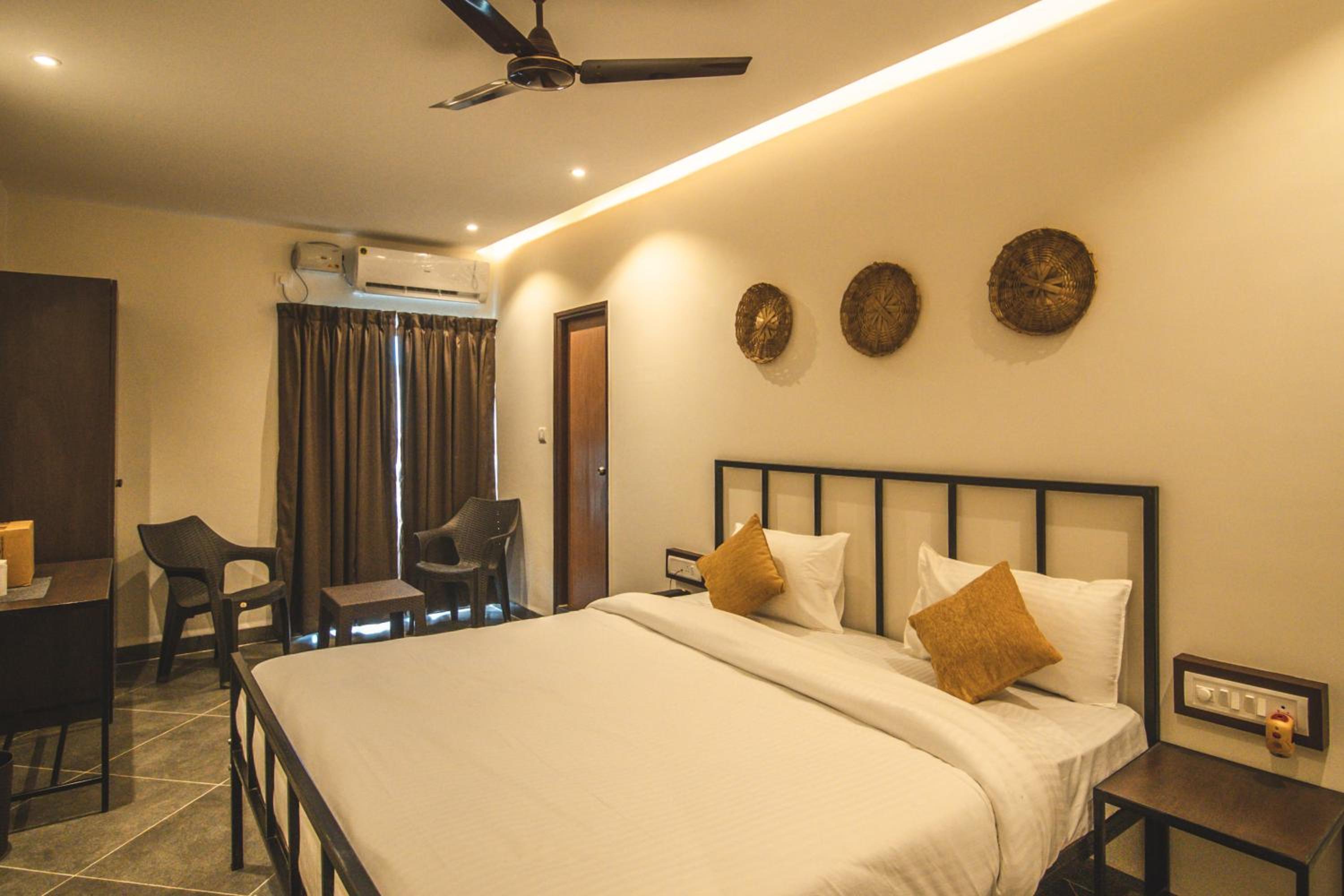 Deluxe Double Room with Balcony - Photo 9