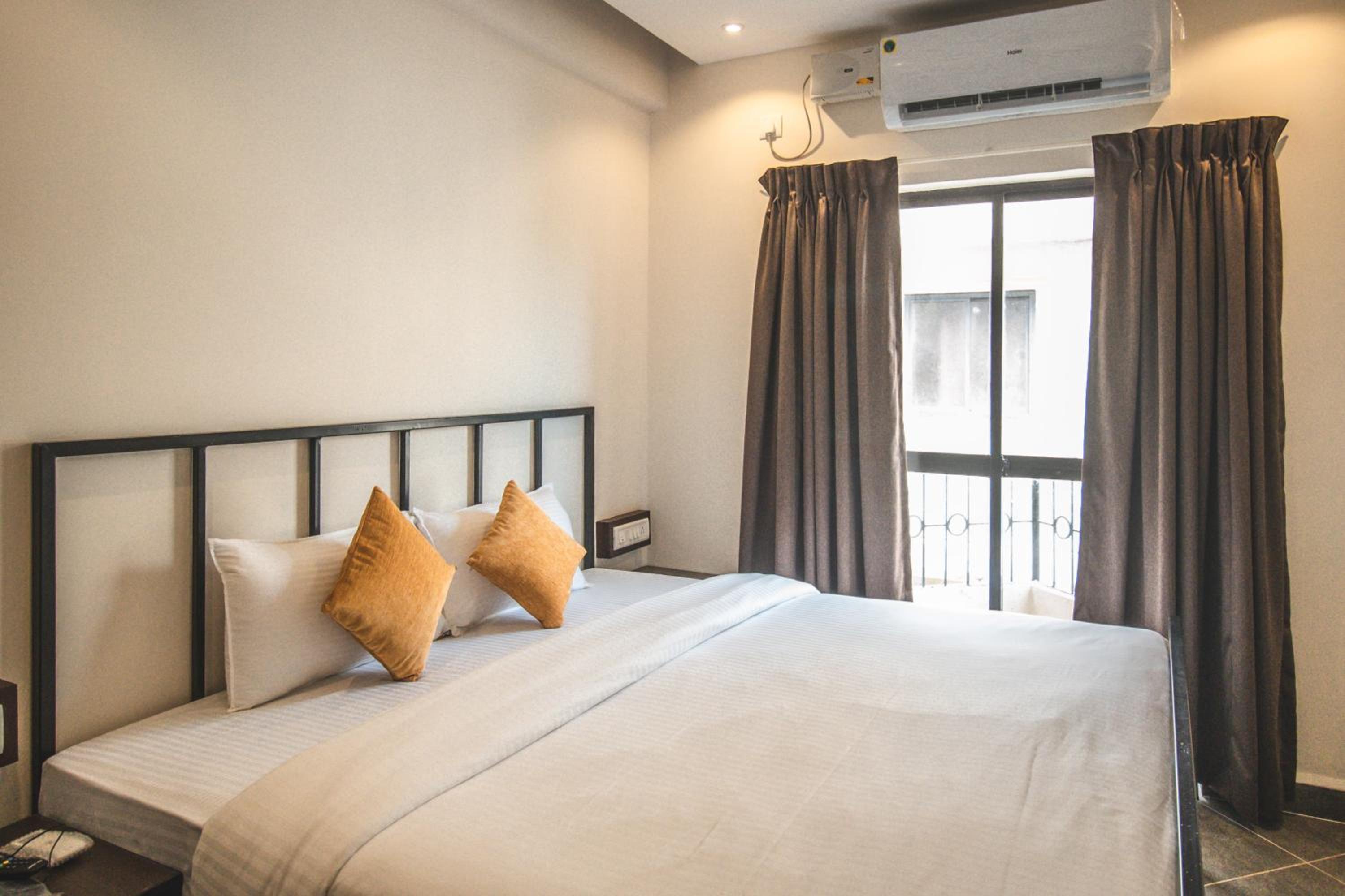 Deluxe Double Room with Balcony - Photo 10