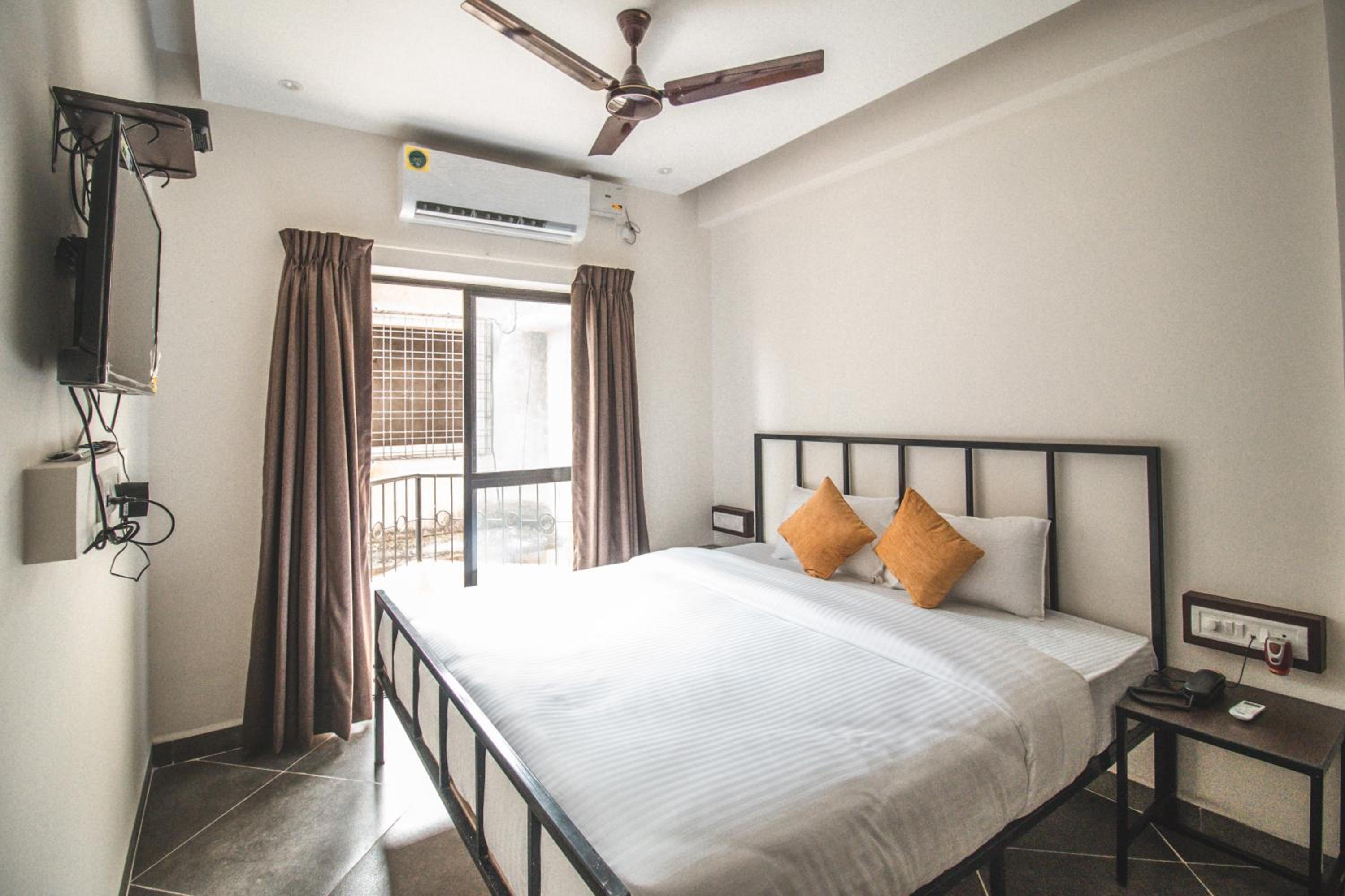 Deluxe Double Room with Balcony - Photo 4