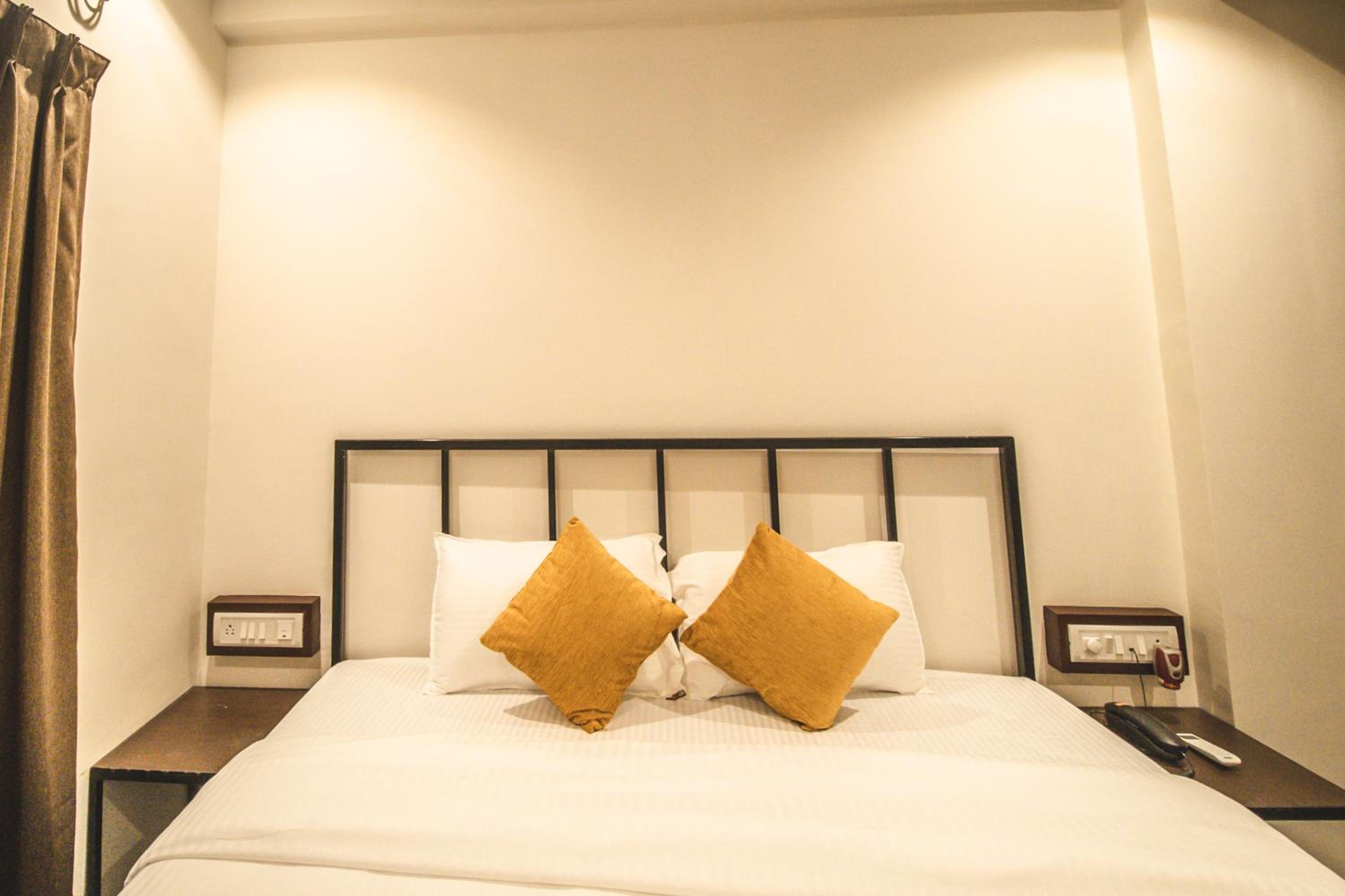 Deluxe Double Room (2 Adults + 1 Child) - Photo 6