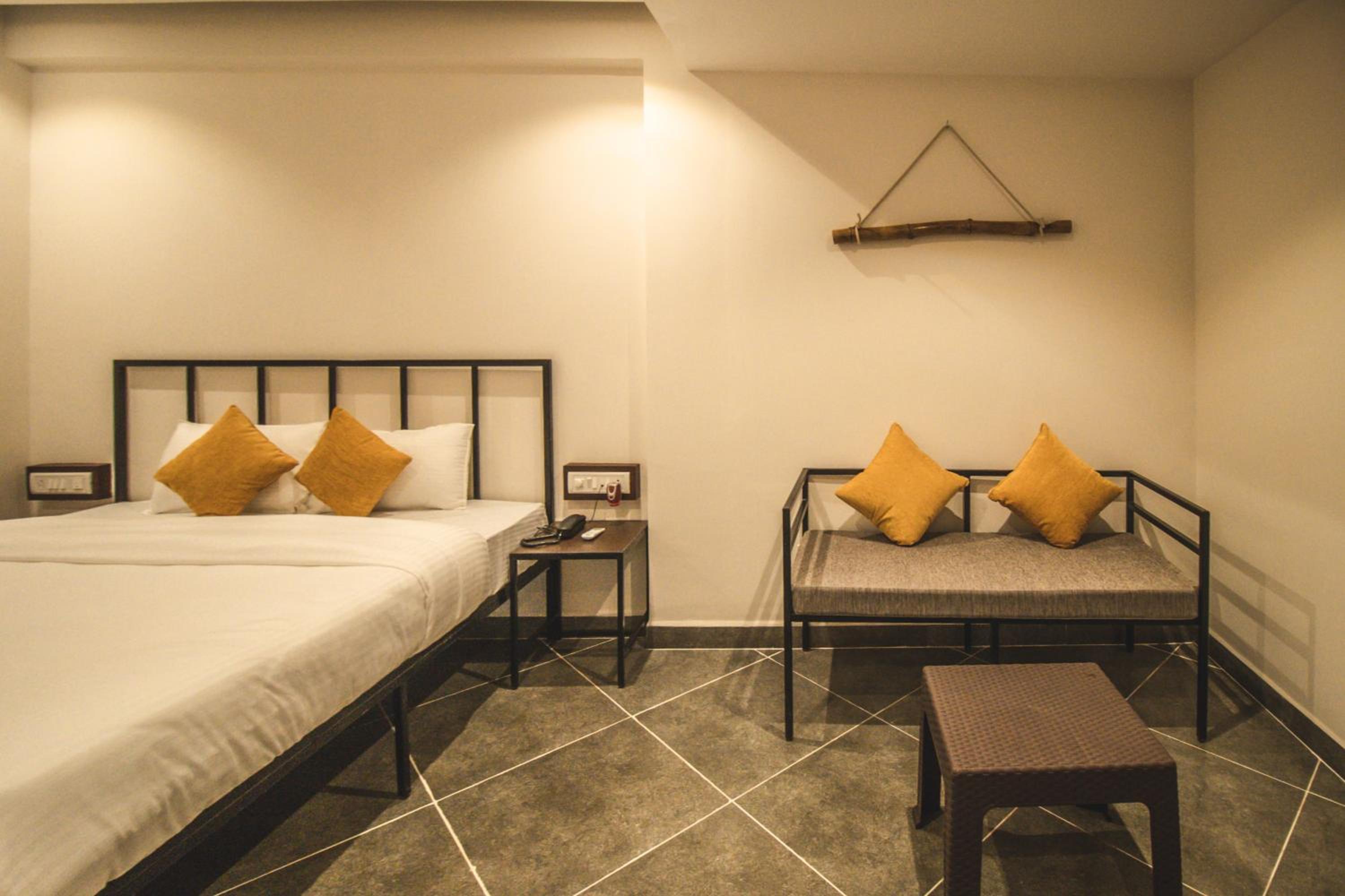 Deluxe Double Room (2 Adults + 1 Child) - Photo 5