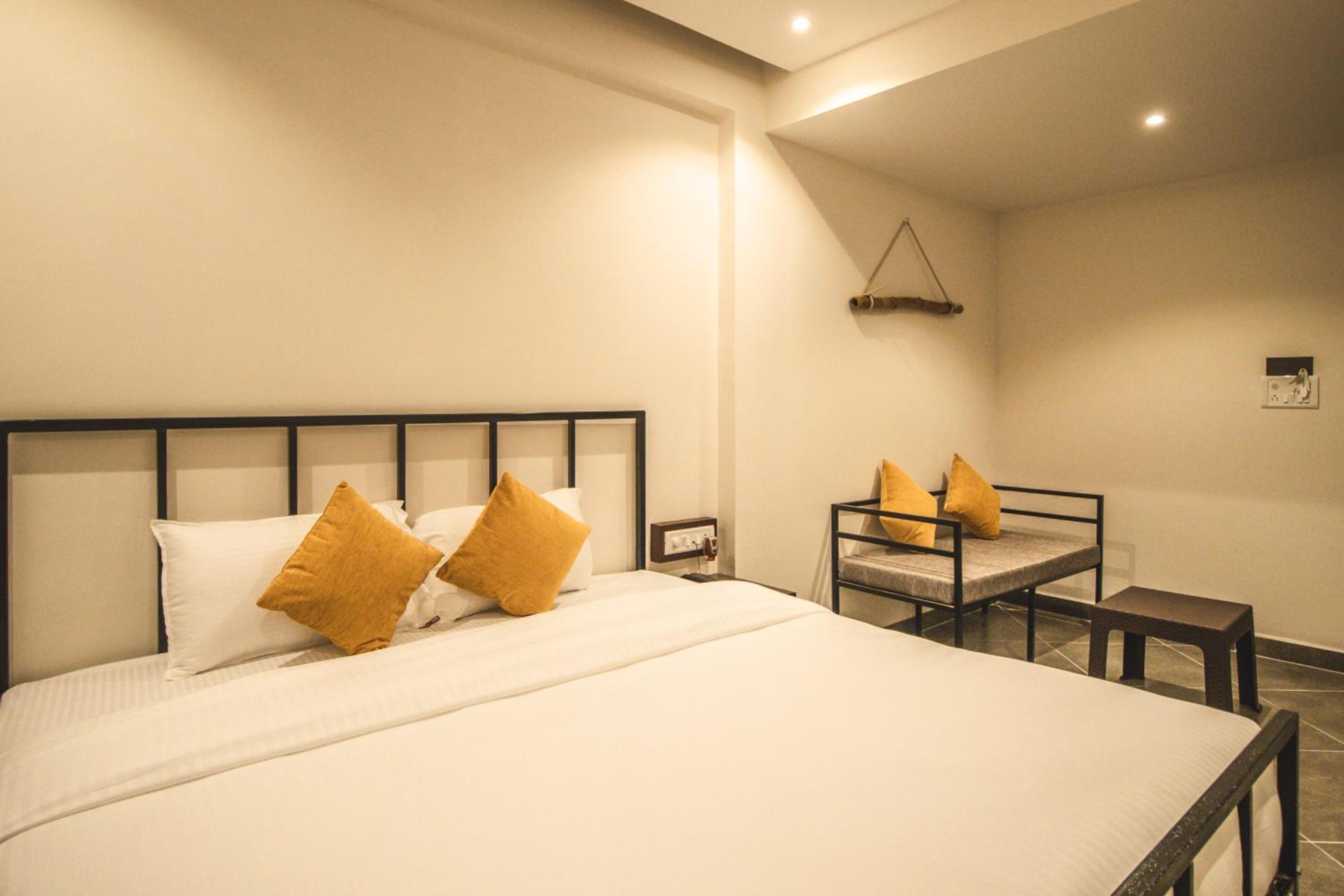 Deluxe Double Room (2 Adults + 1 Child) - Photo 4