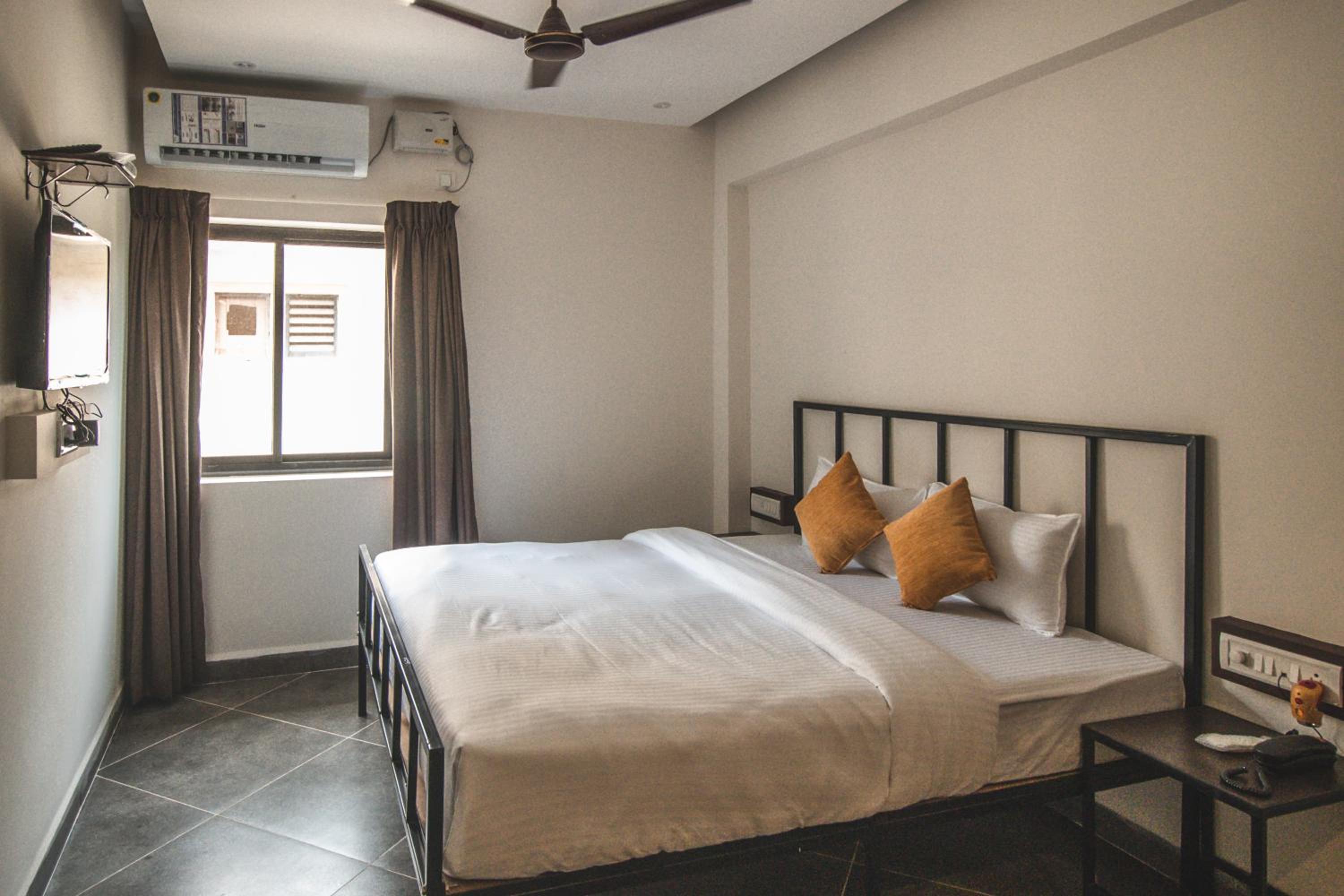 Deluxe Double Room (2 Adults + 1 Child) - Photo 2