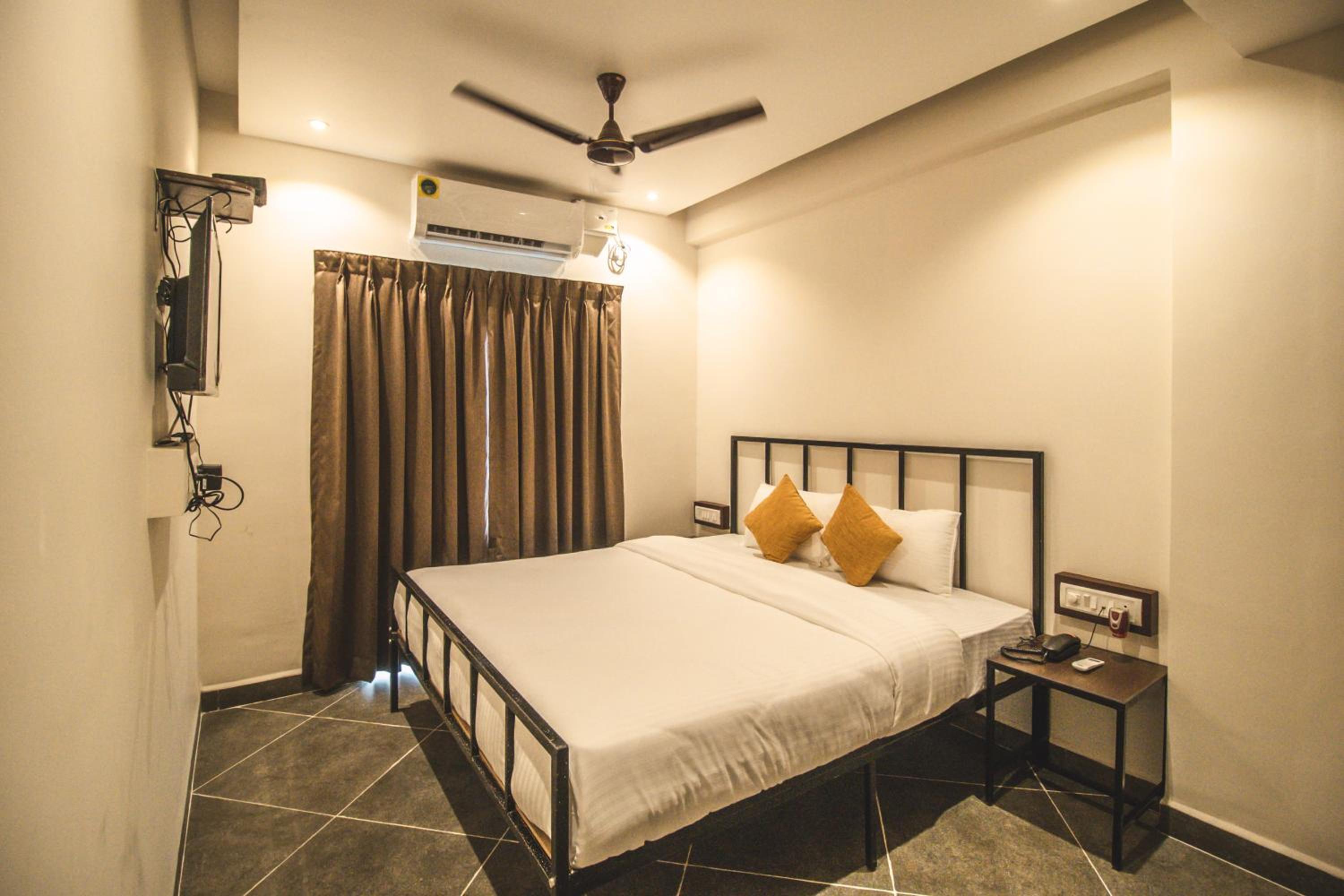 Deluxe Double Room (2 Adults + 1 Child) - Photo 7