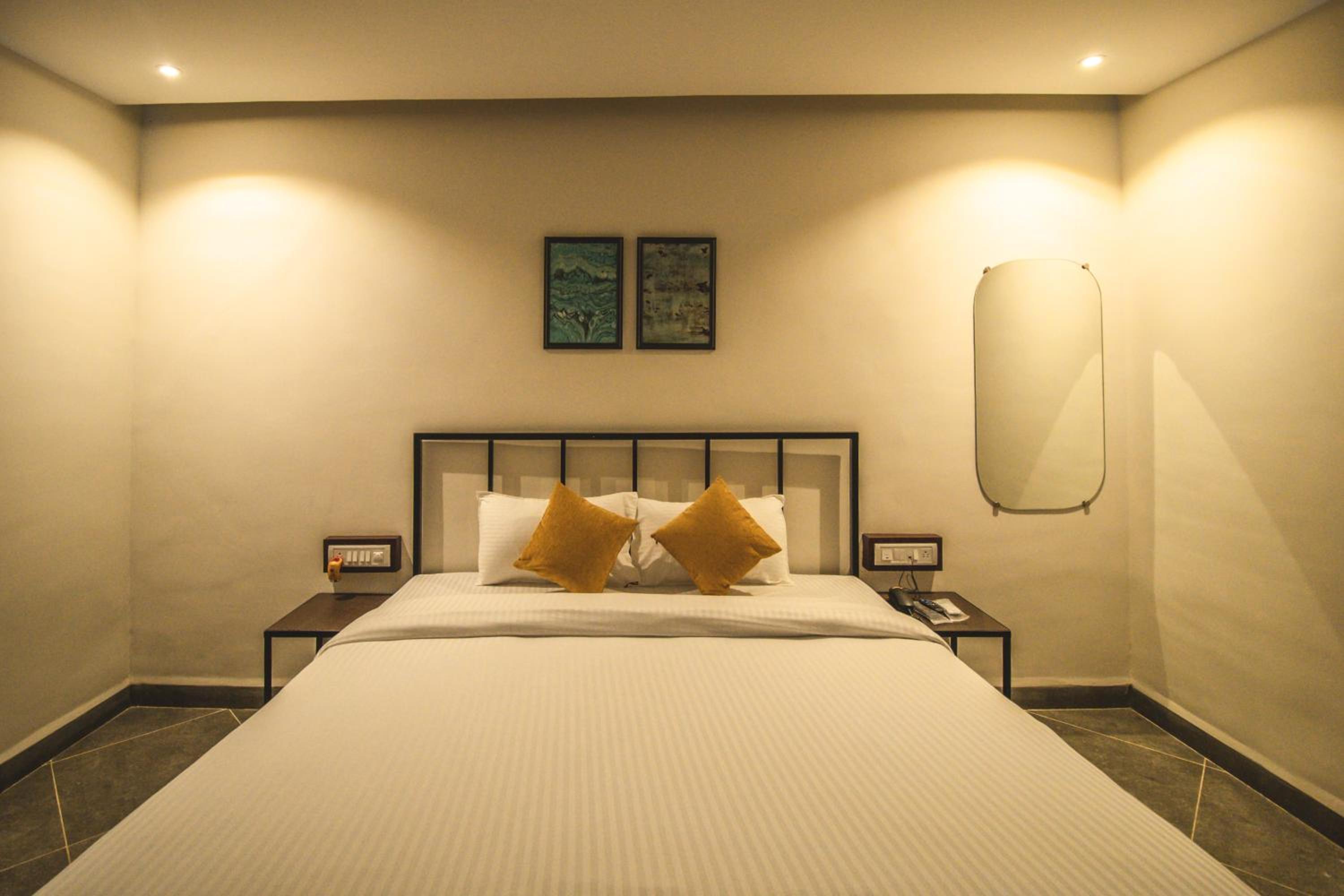 Deluxe Double Room (2 Adults + 1 Child) - Photo 1