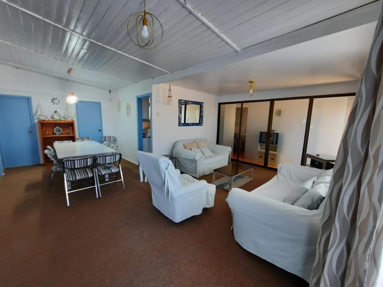 Five-Bedroom House photo 1