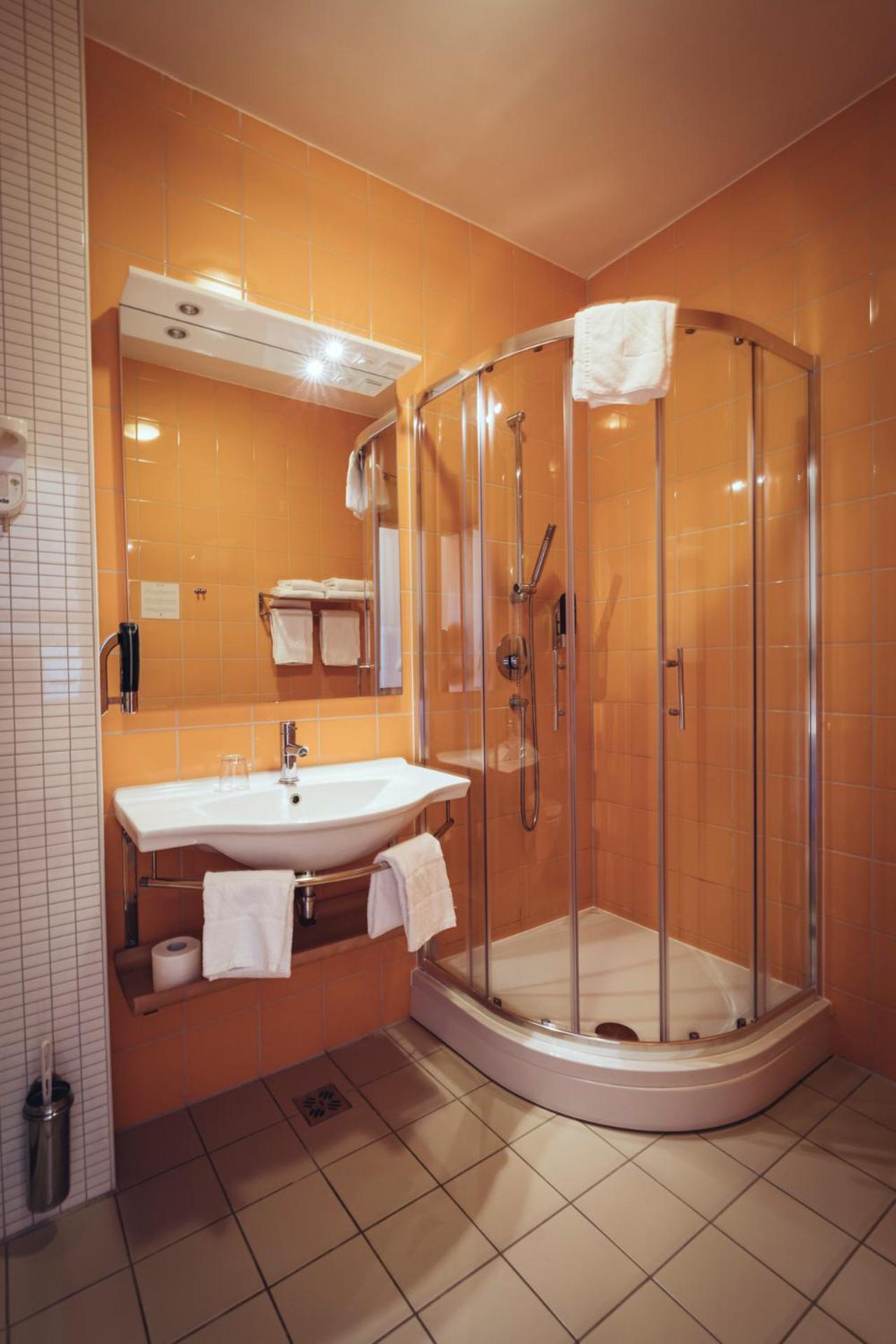 Twin Room with Balcony - Photo 2