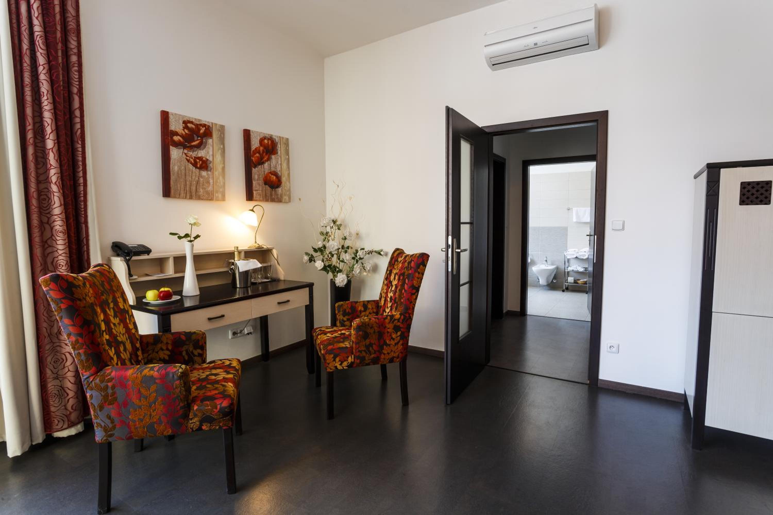 Deluxe Suite photo 2