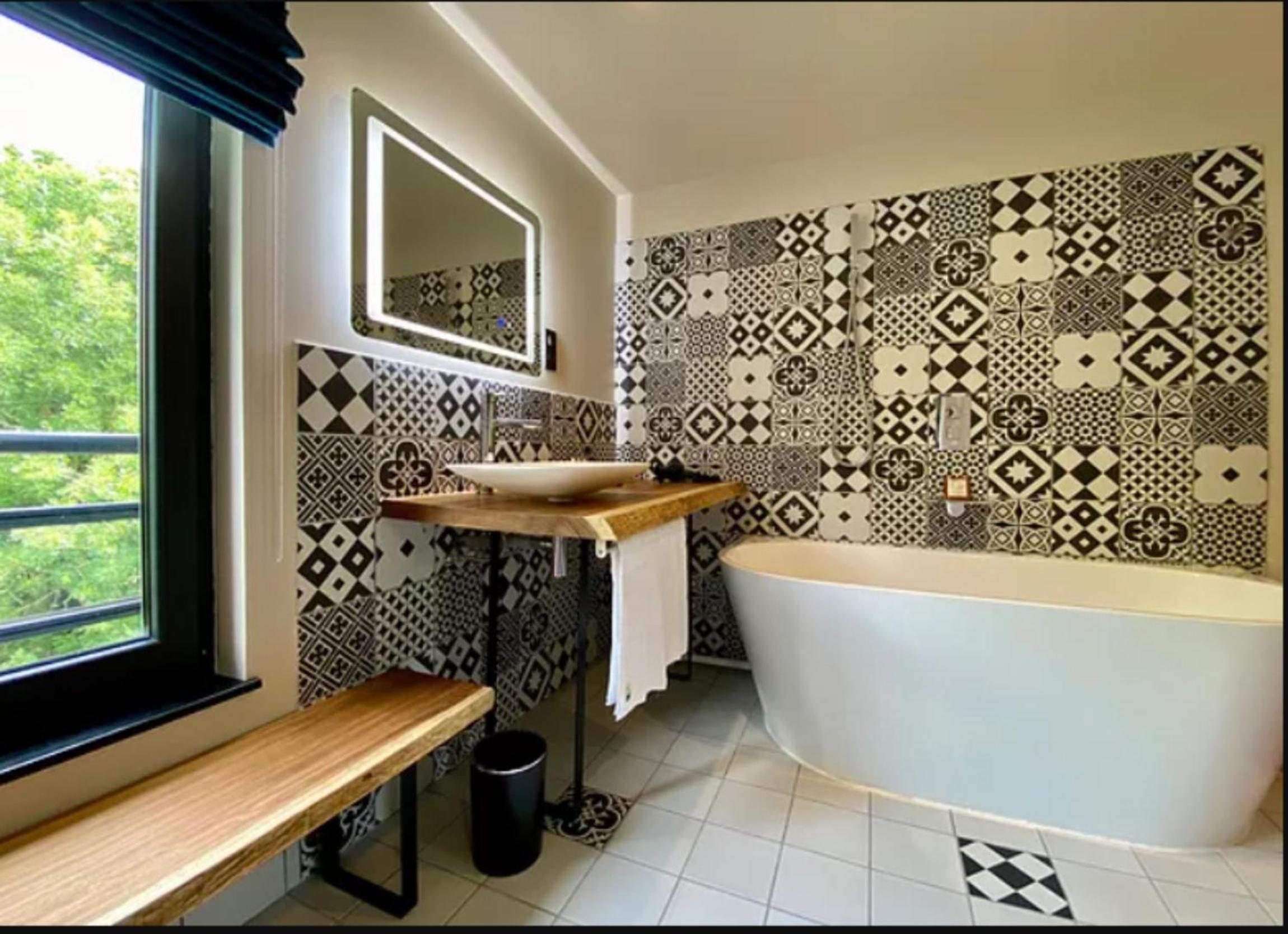 Deluxe Double Room with Bath - Photo 4