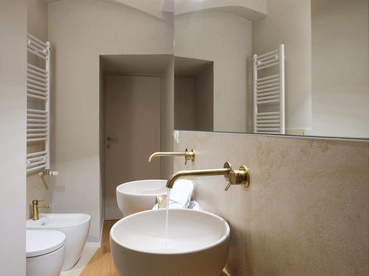 Suite with Balcony - Photo 3