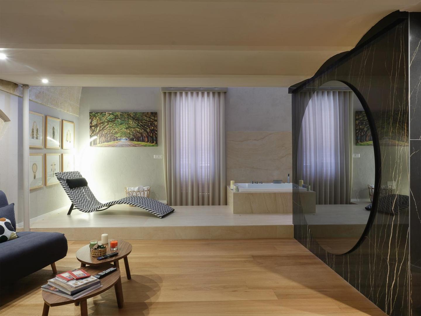 Suite with Balcony - Photo 4