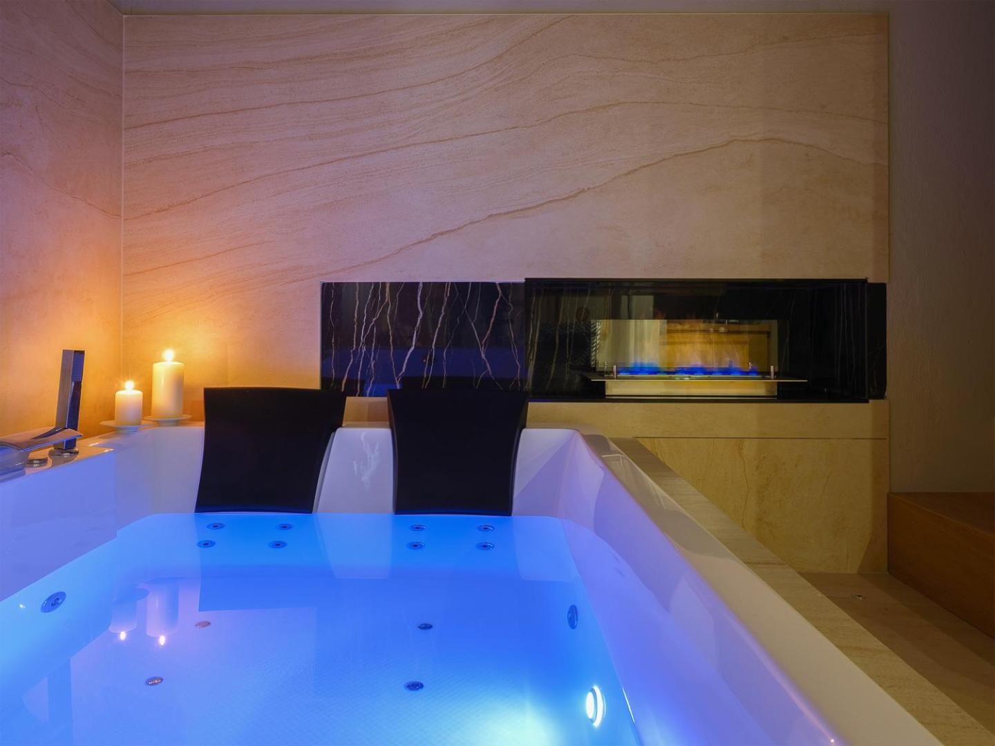 Suite with Balcony - Photo 2