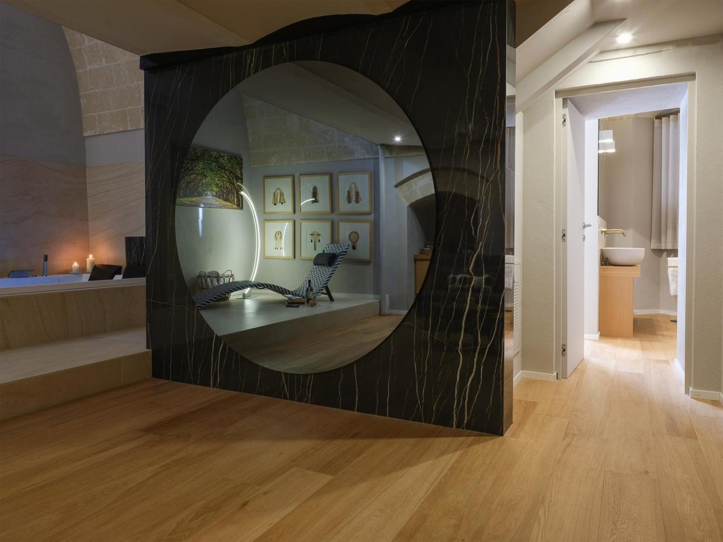 Suite with Balcony - Photo 5
