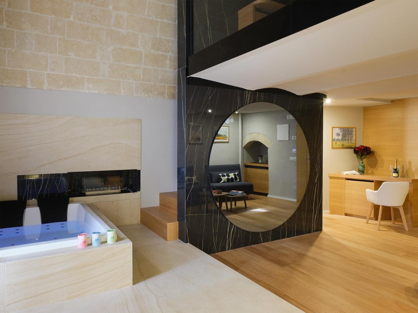 Suite with Balcony - Photo 10