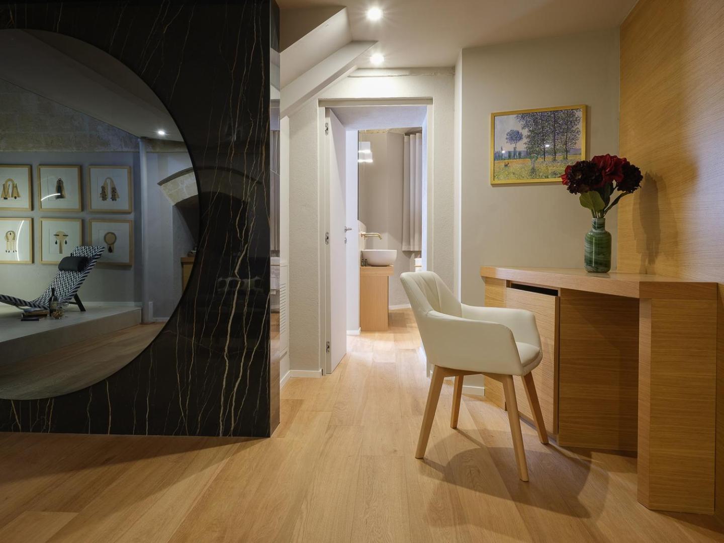 Suite with Balcony - Photo 6