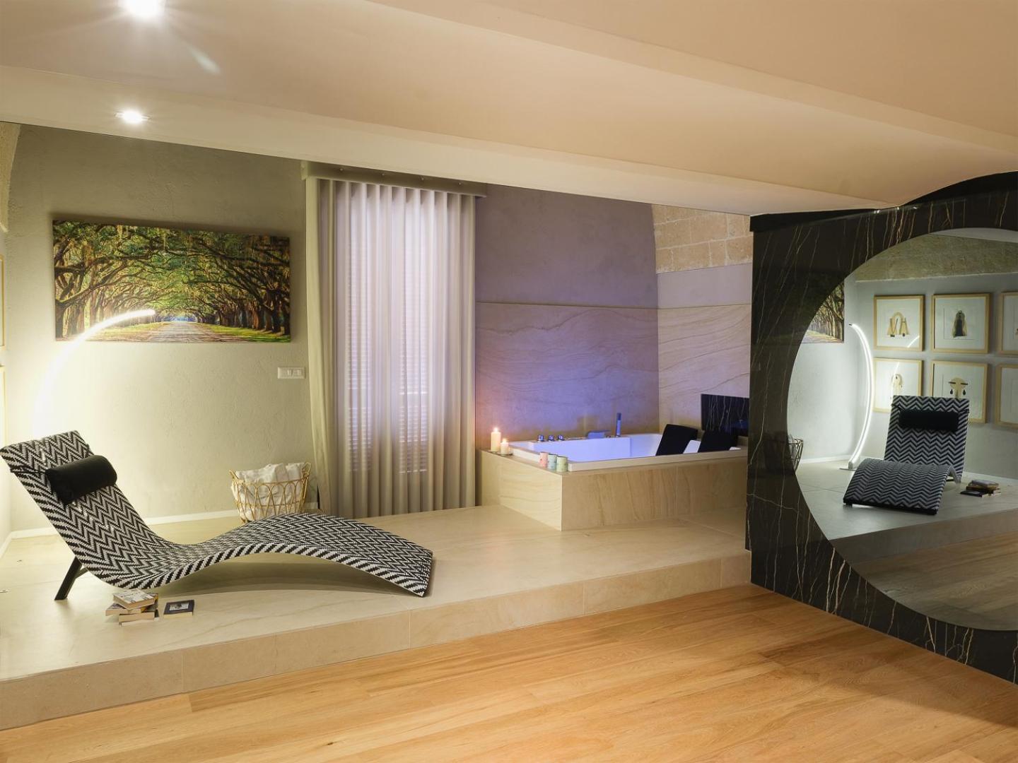 Suite with Balcony - Photo 7