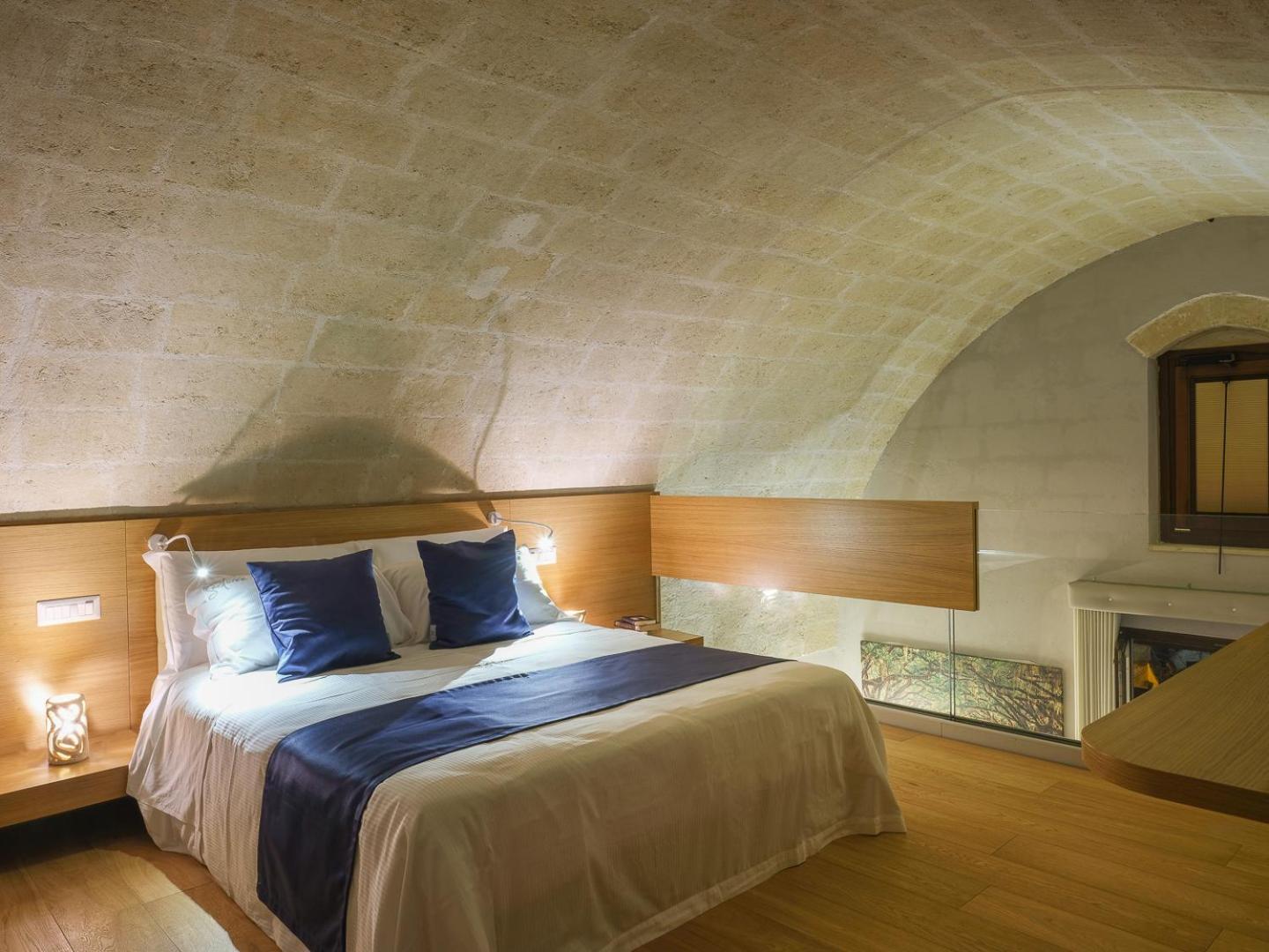 Suite with Balcony - Photo 11