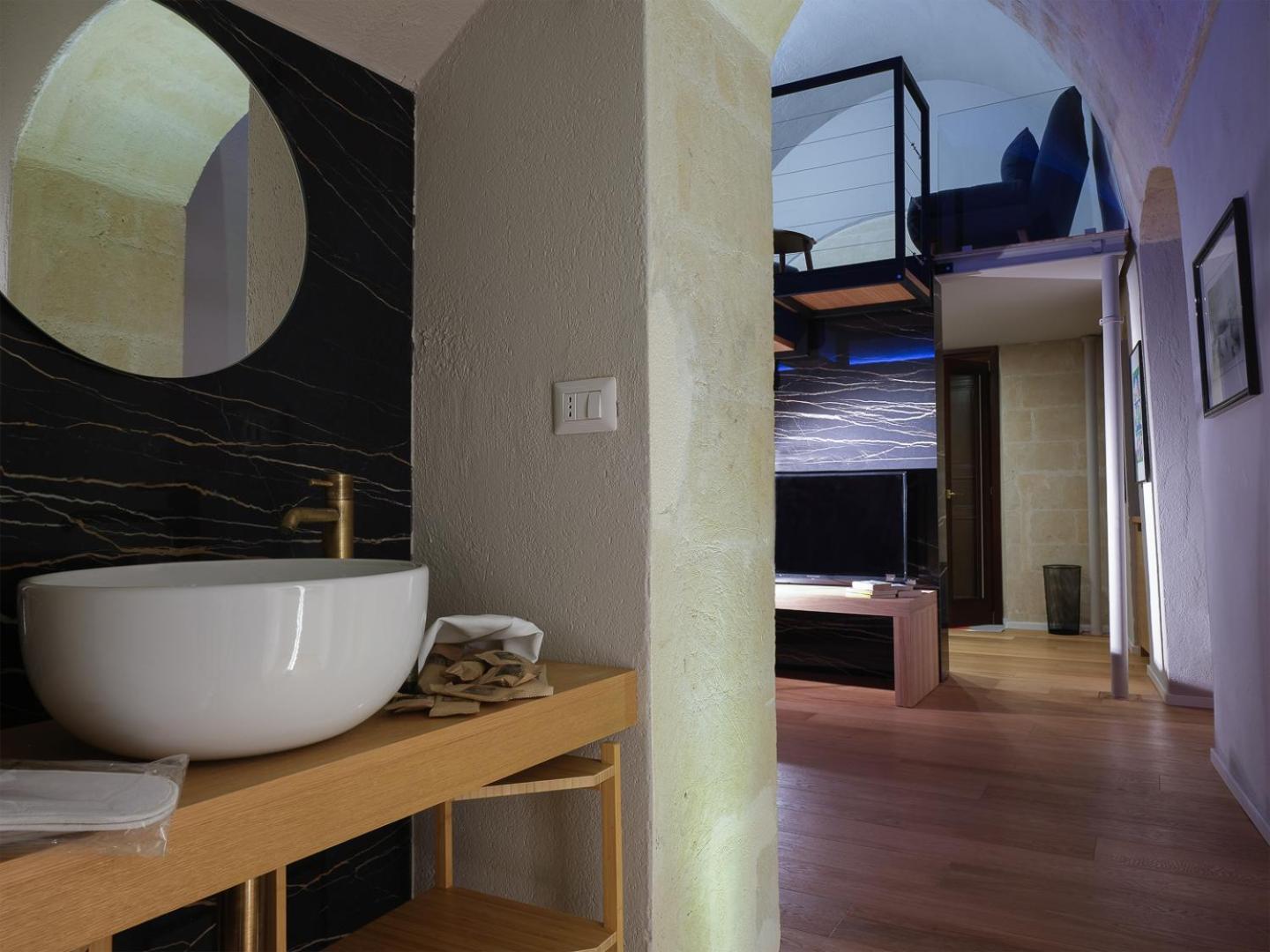 Suite - Photo 8