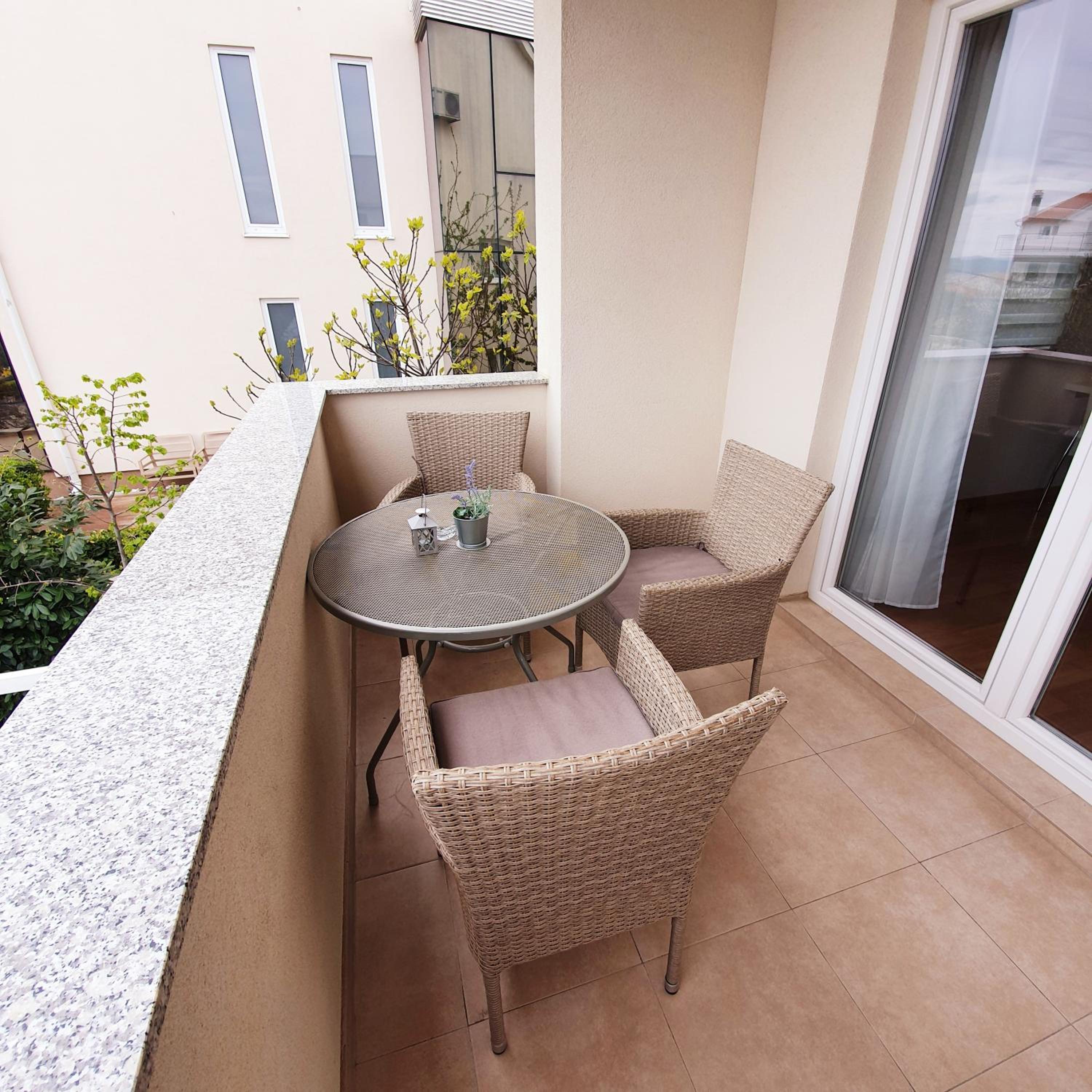 One-Bedroom Apartment with Terrace and Sea View photo 3