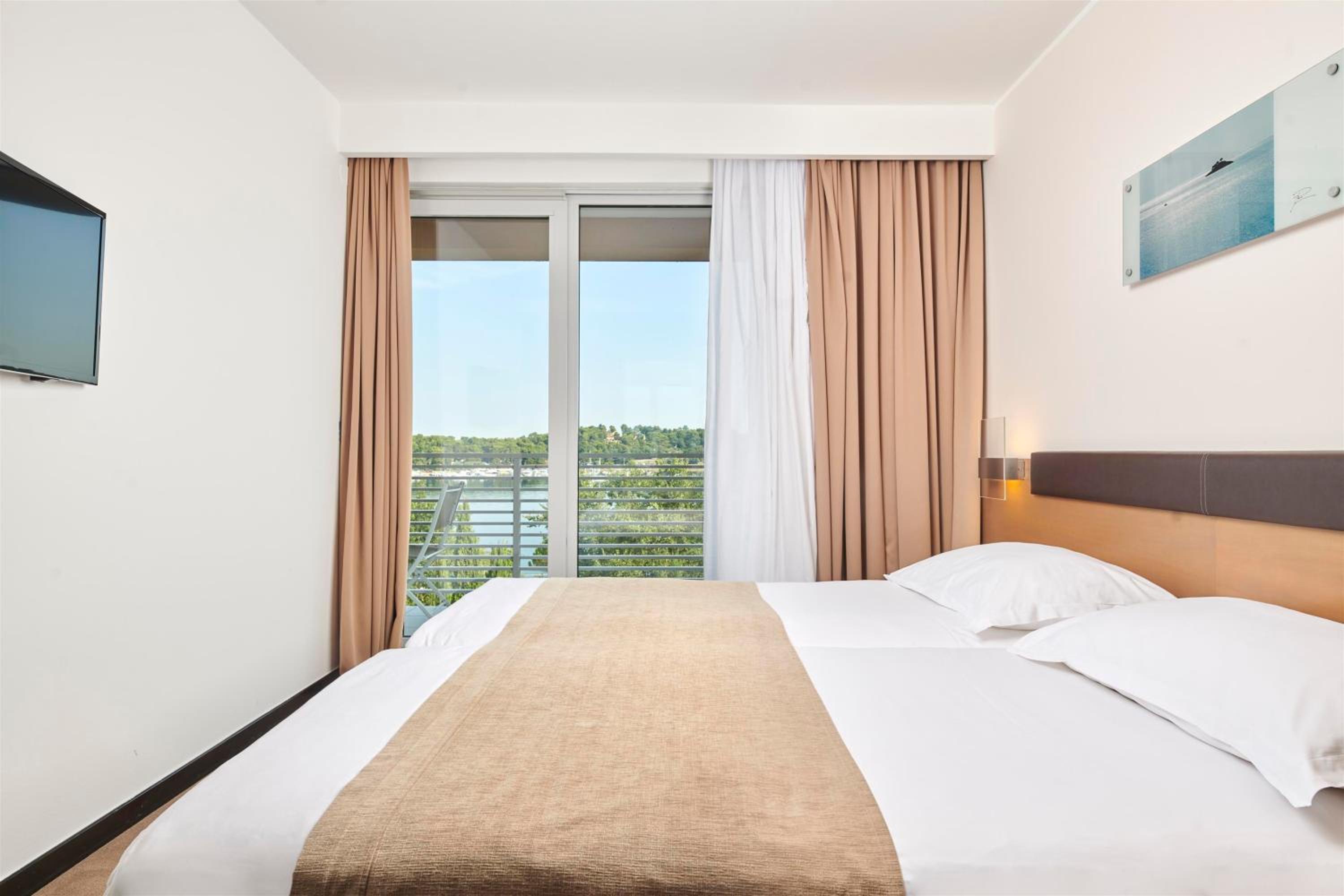 Premium Room with Balcony and Sea View - Photo 2