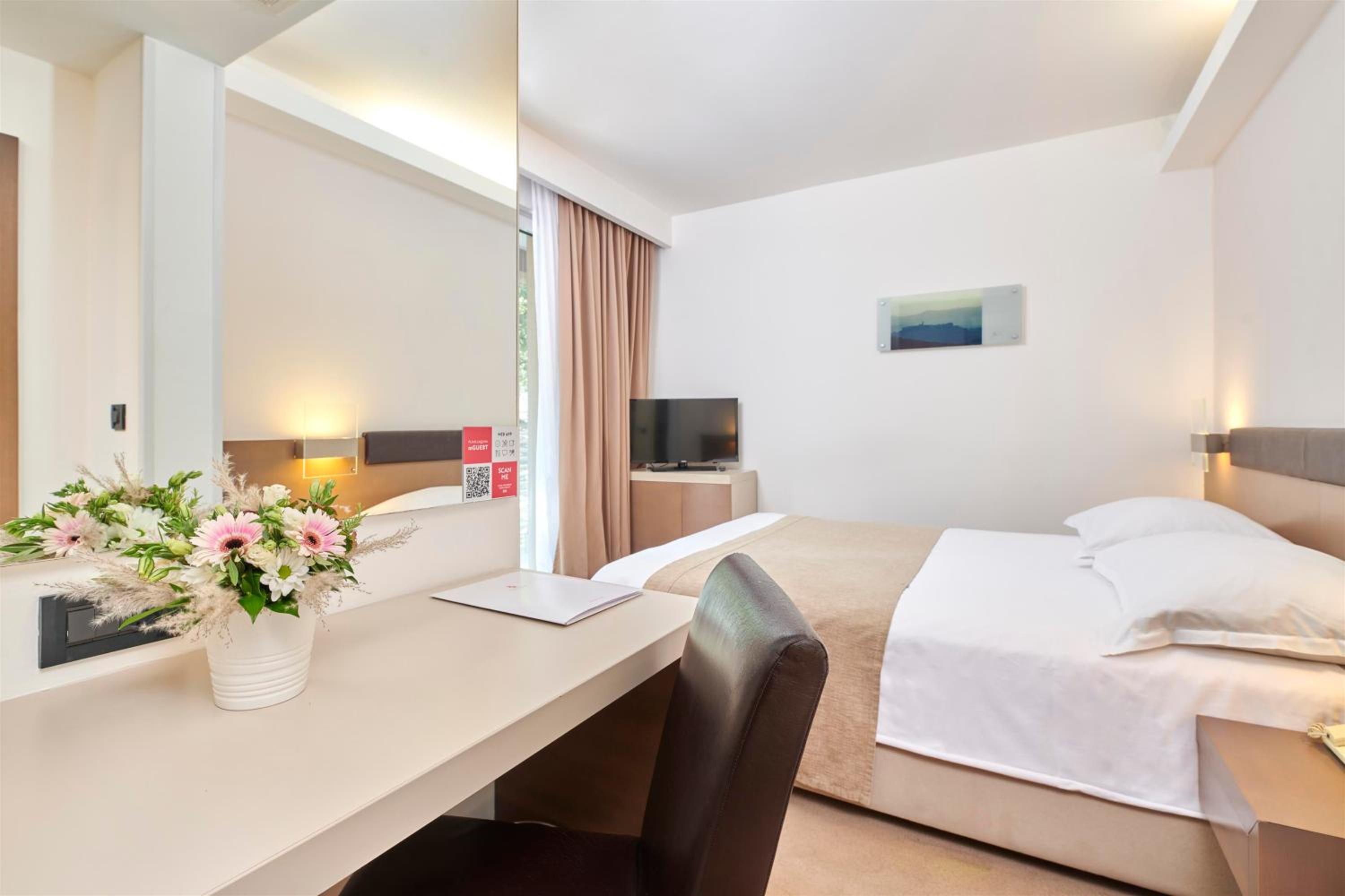 Classic Room with Balcony - Photo 1