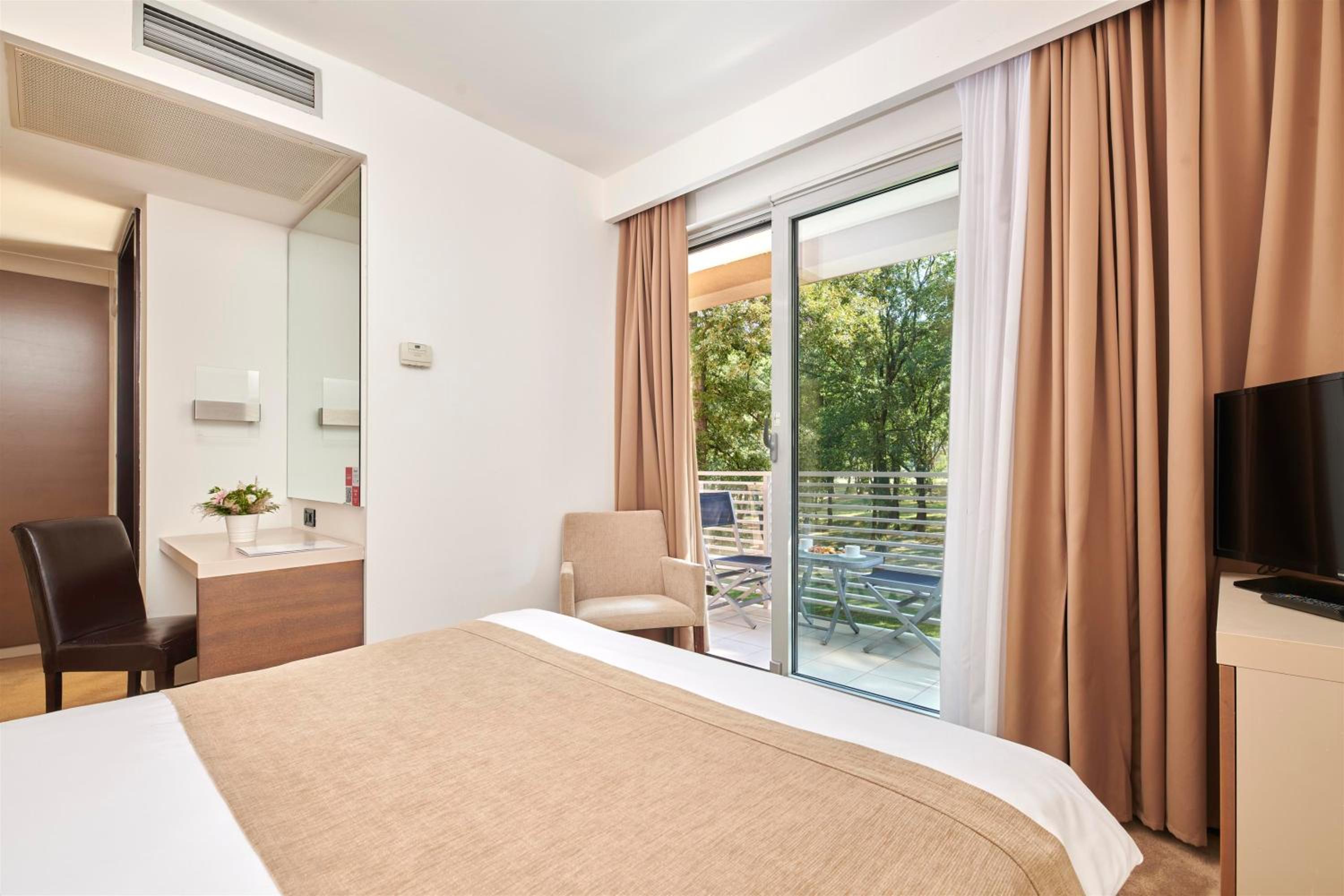 Classic Room with Balcony - Photo 3