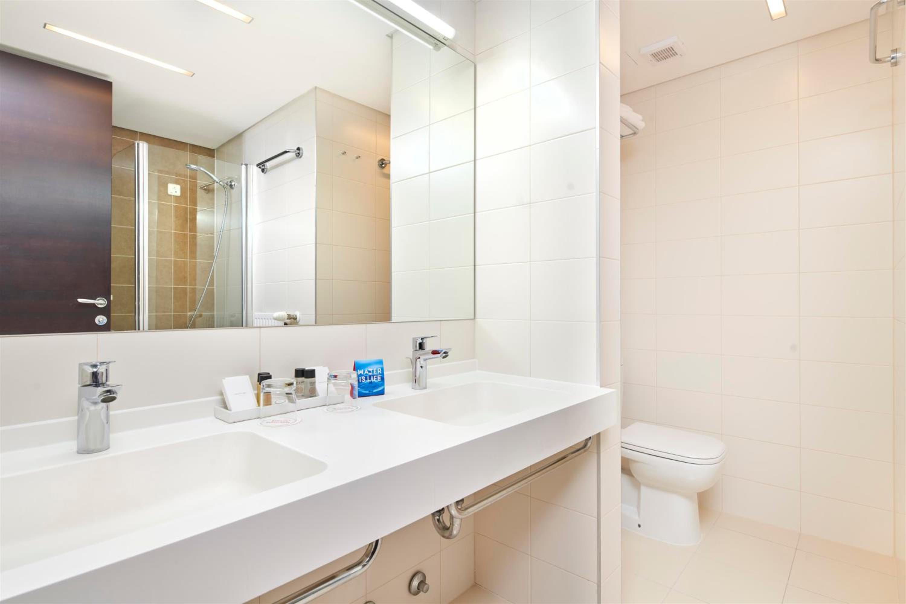 Suite with Balcony - Photo 3