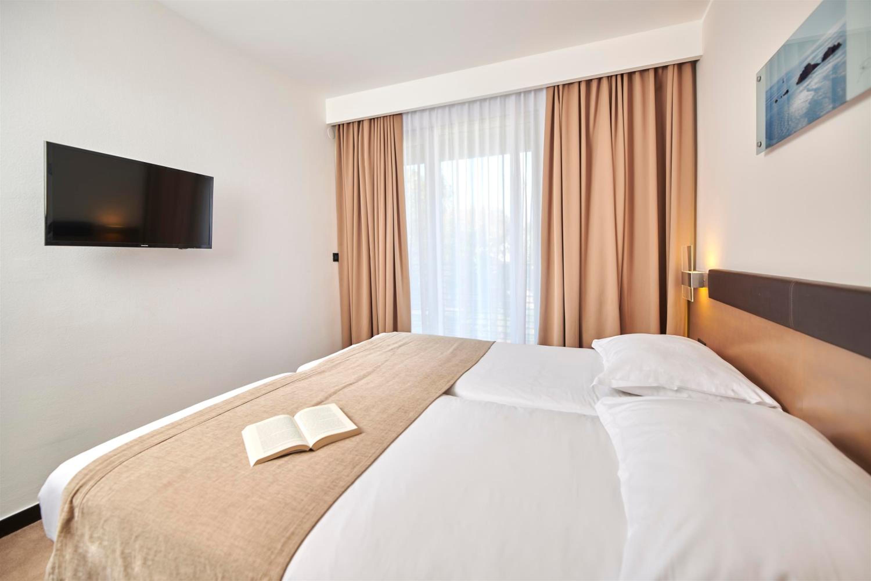 Suite with Balcony - Photo 6