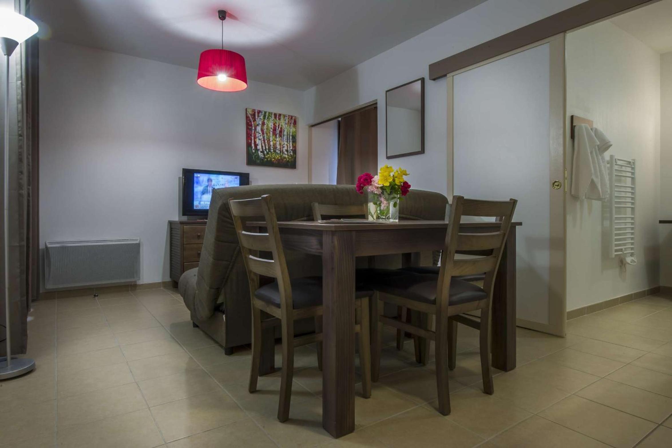 Two-Bedroom Apartment (6 Adults) - Photo 4