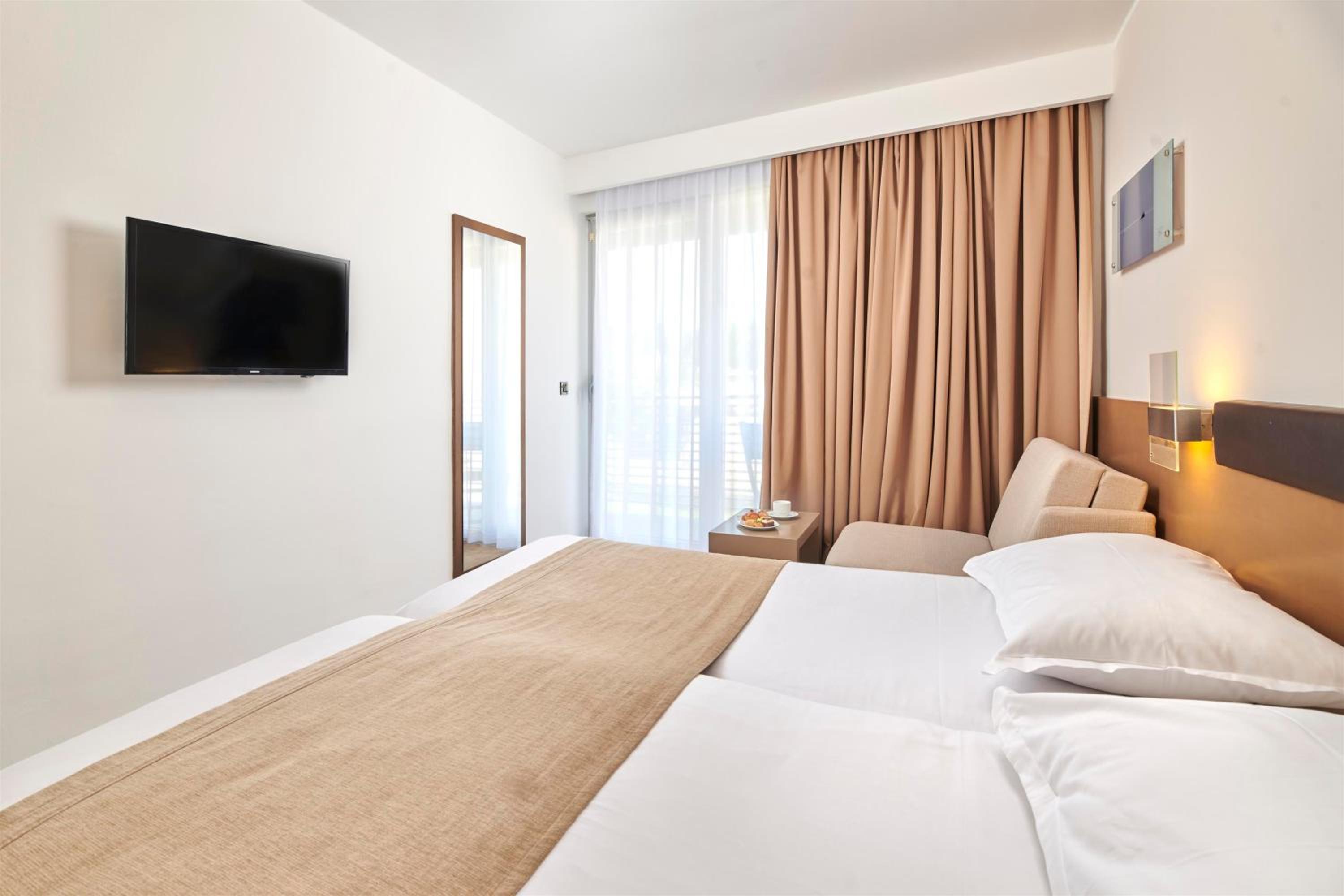 Classic Room with Balcony and Extra Bed - Photo 3