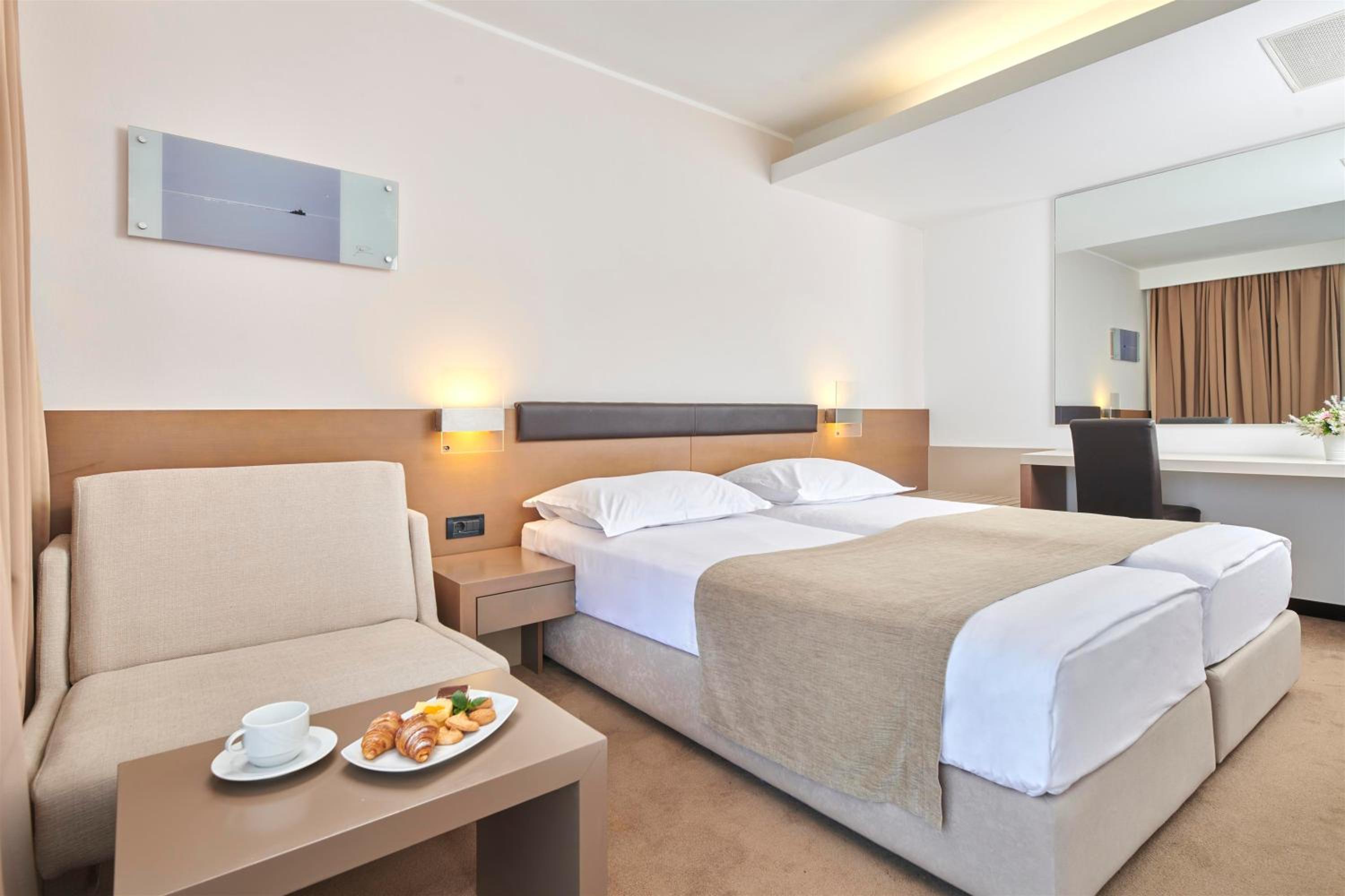 Classic Room with Balcony and Extra Bed - Photo 1