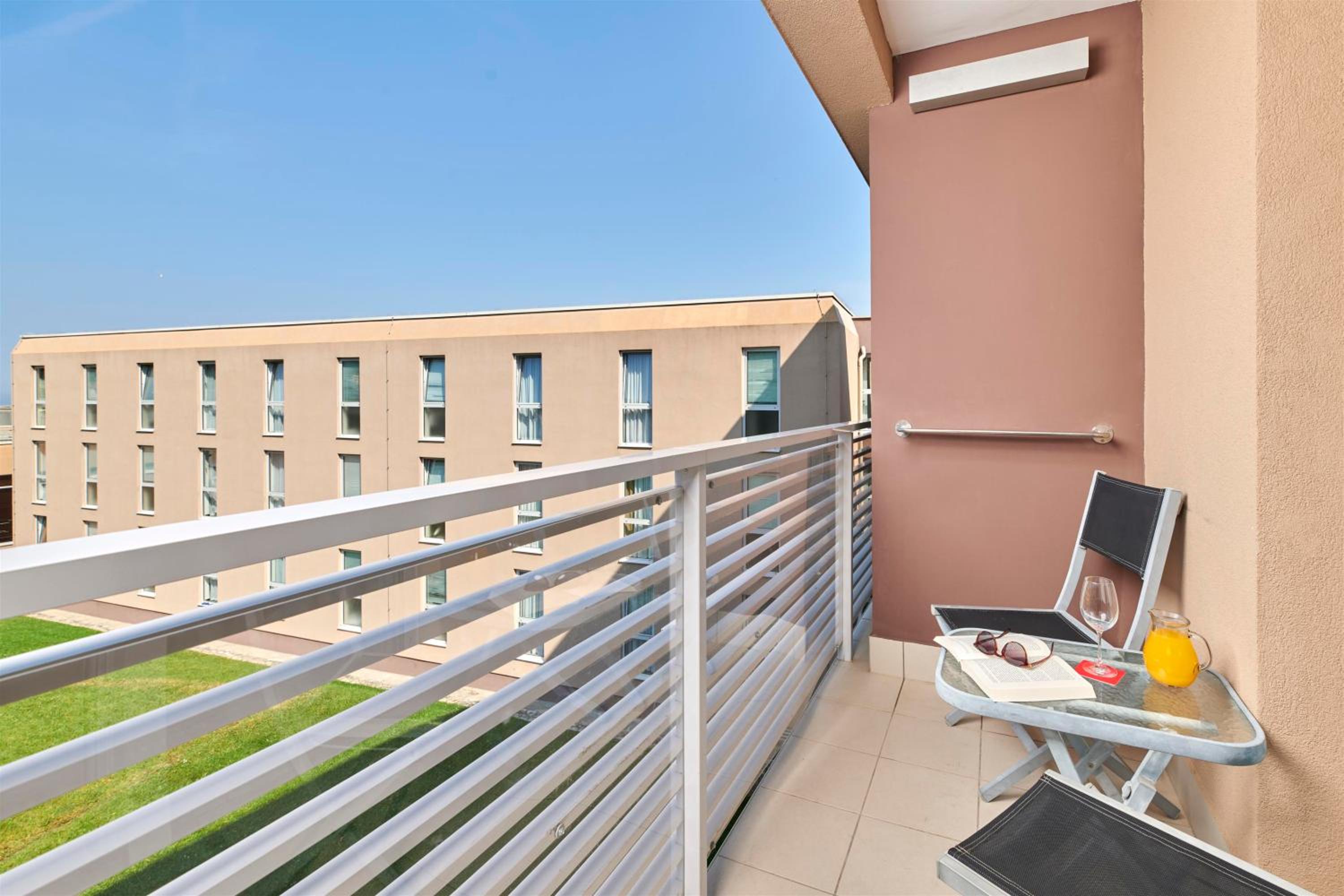 Classic Room with Balcony and Extra Bed - Photo 5