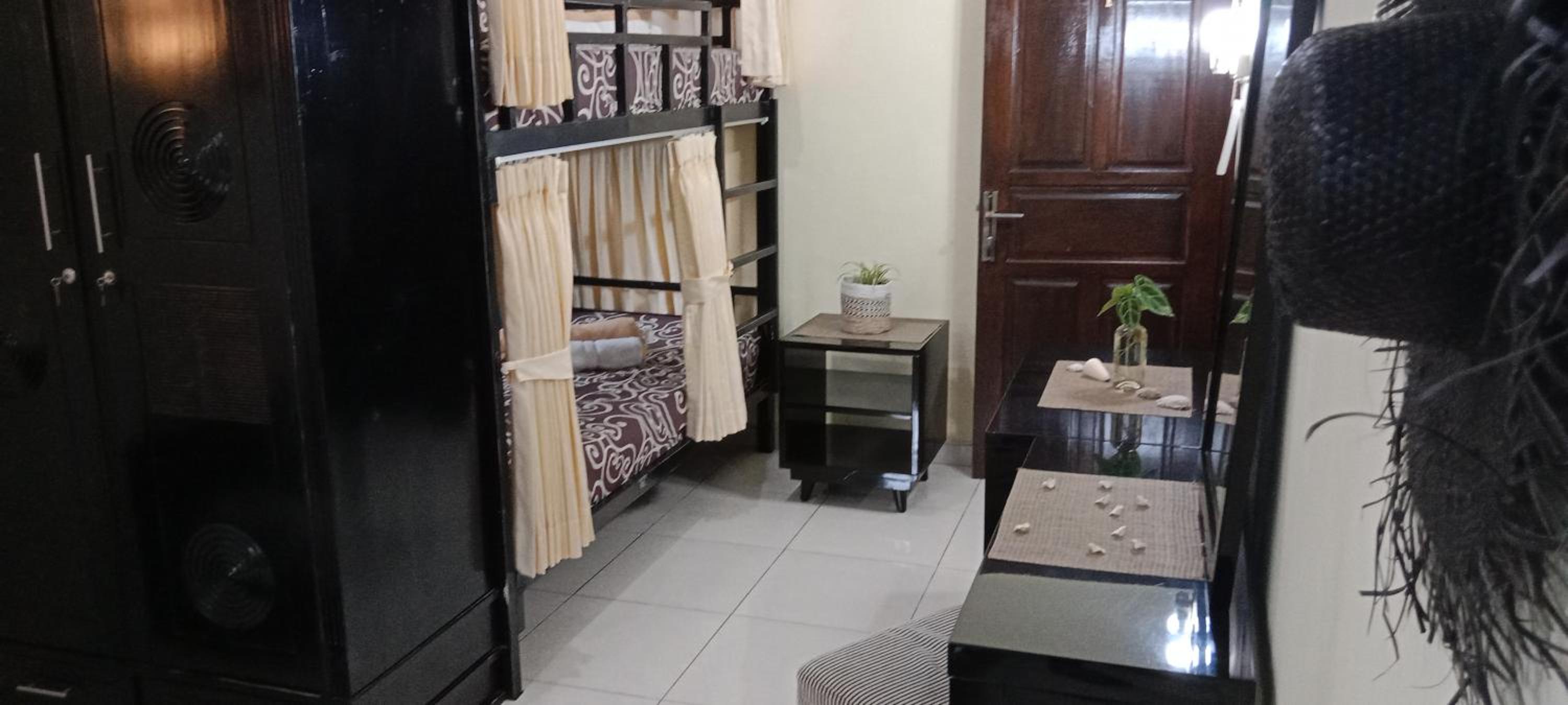 Family Room with Private Bathroom - Photo 18