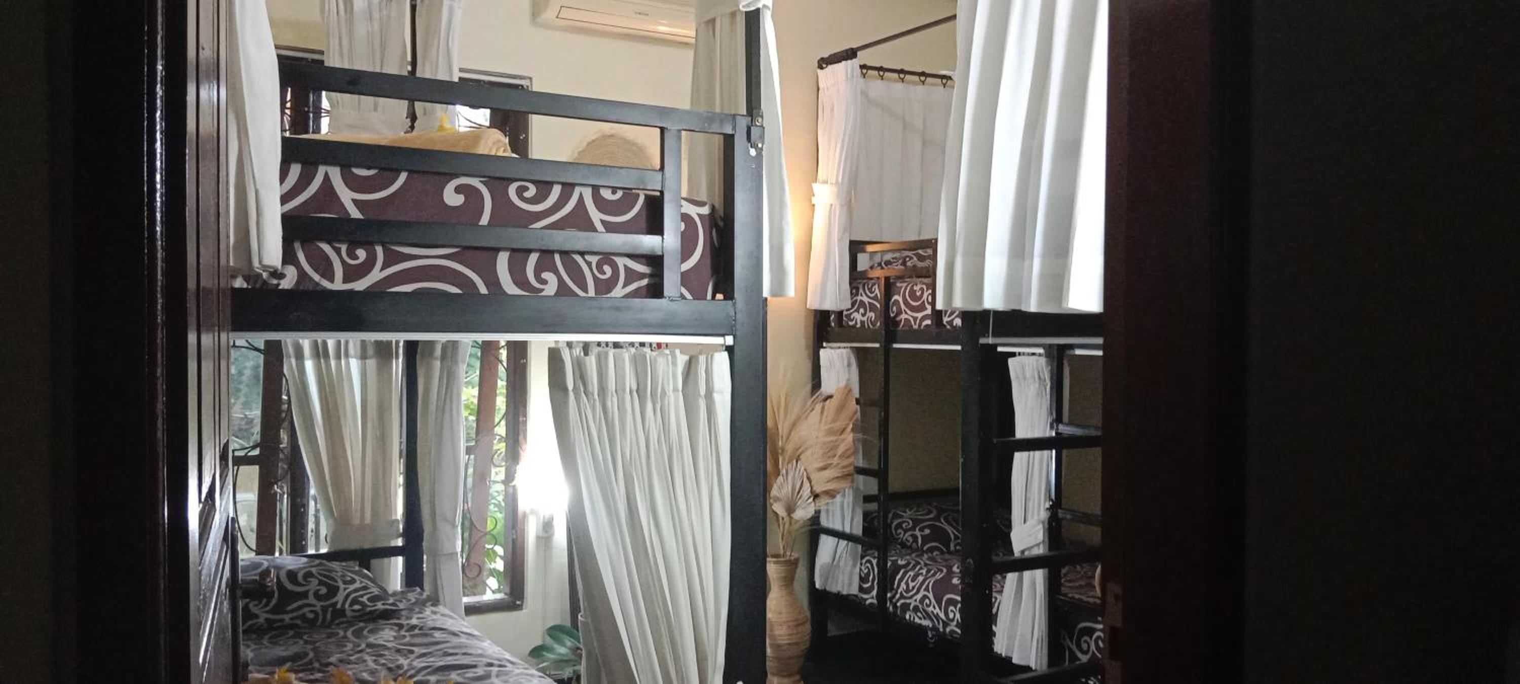 Quadruple Room with Private Bathroom - Photo 13