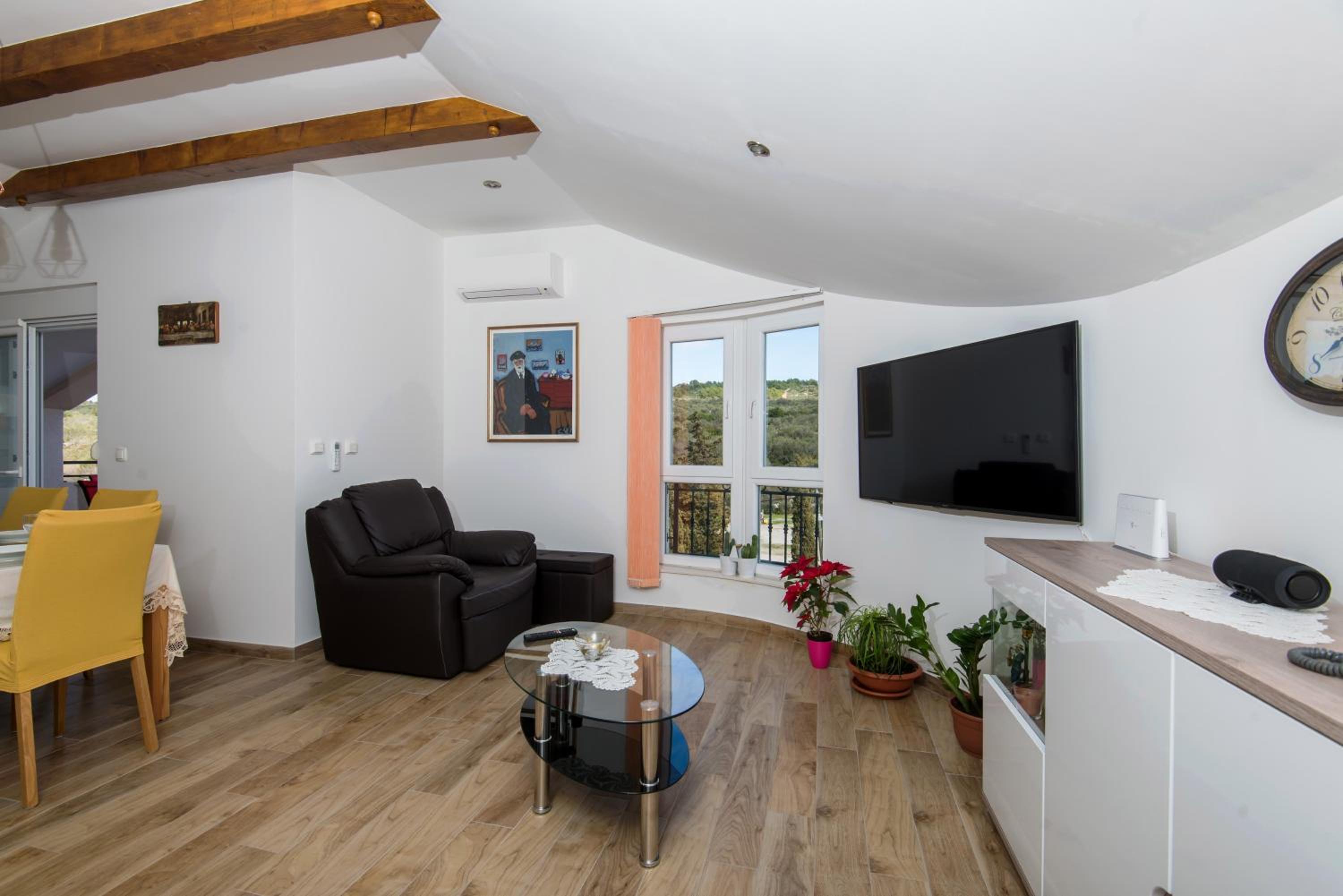 Three Bedroom Apartment with Balcony and Sea View photo 1