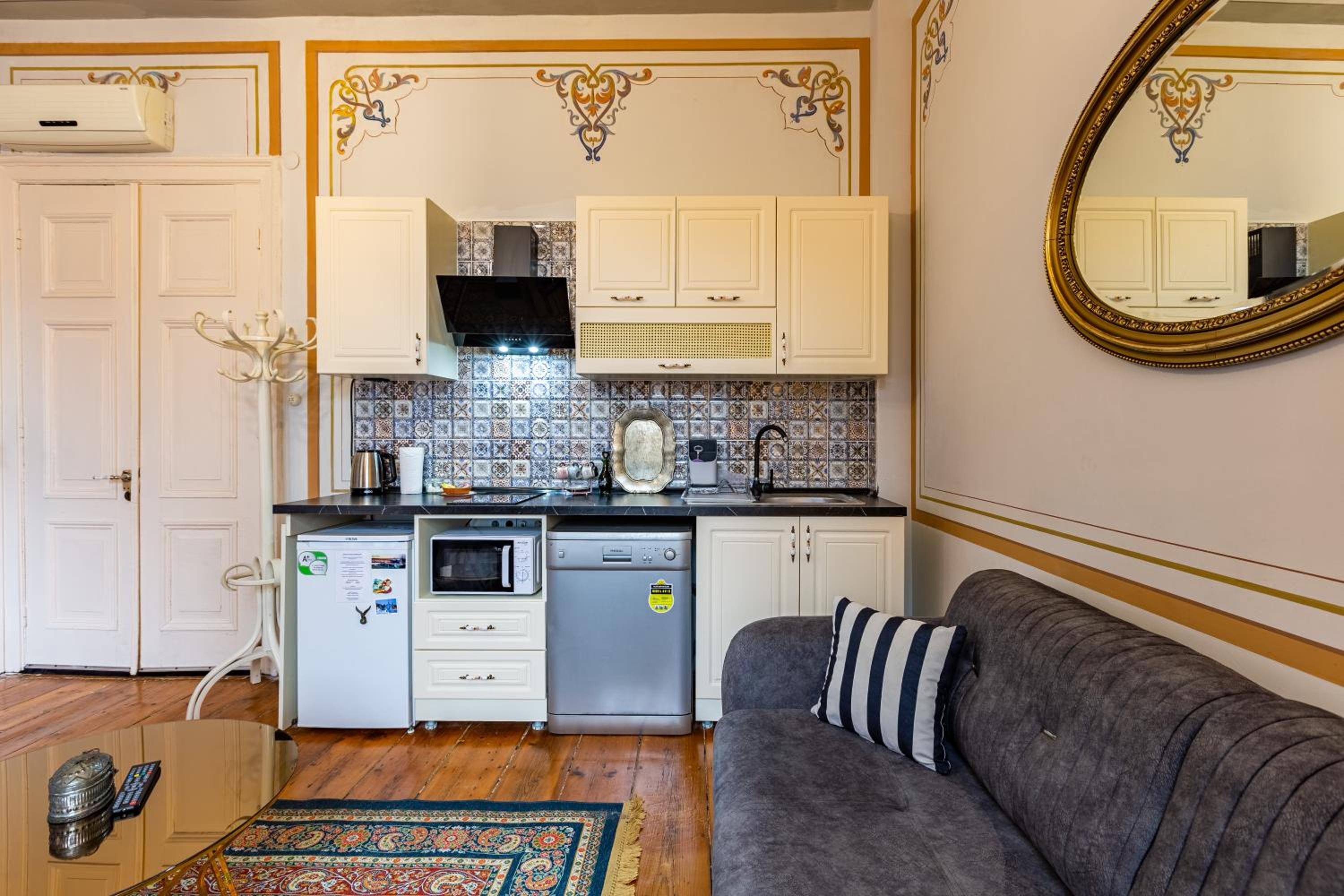 Apartment with Balcony photo 3