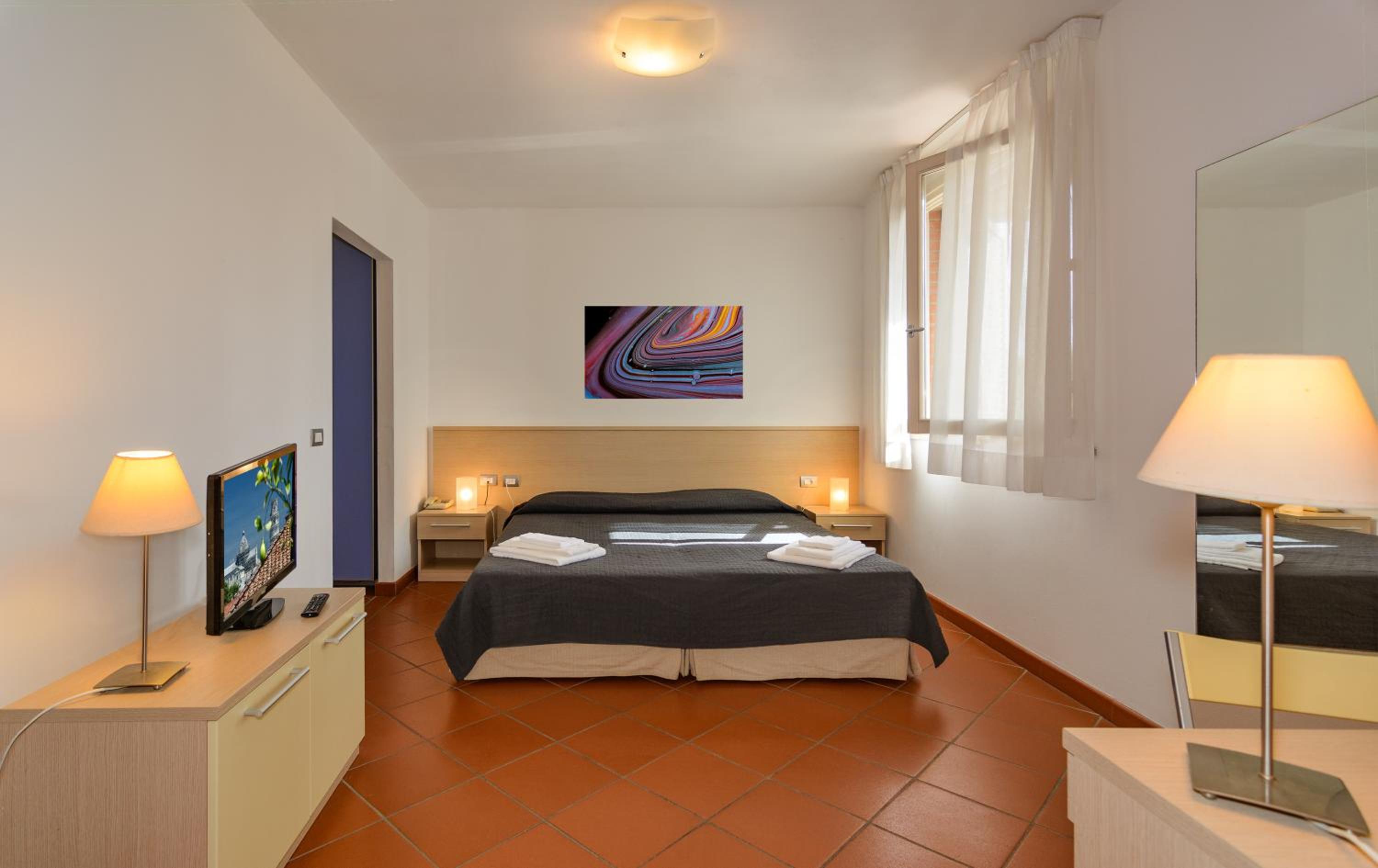 One-Bedroom Apartment photo 1