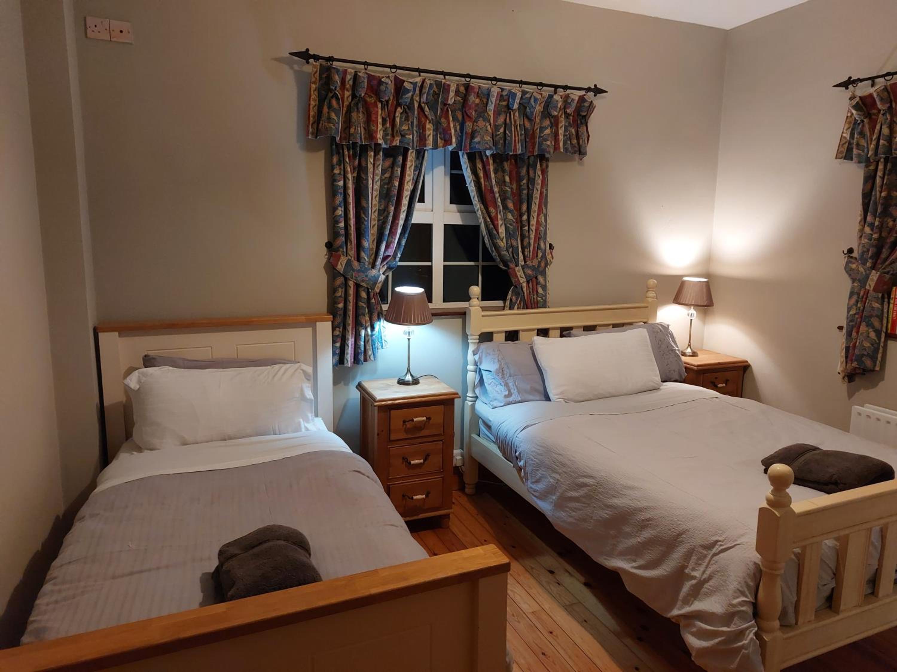 Twin Room with Private Bathroom - Photo 6