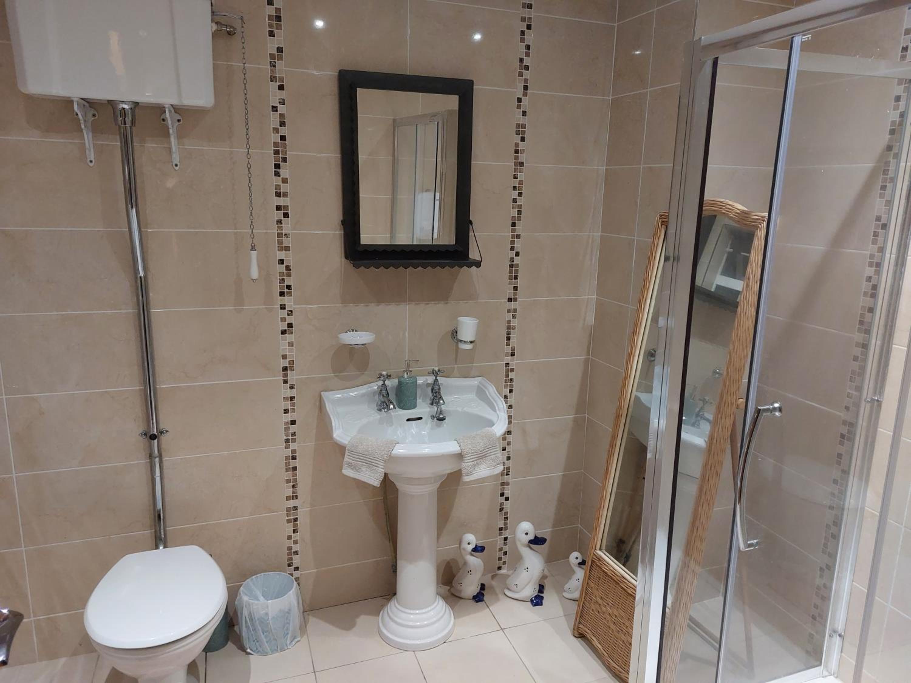 Twin Room with Private Bathroom - Photo 5