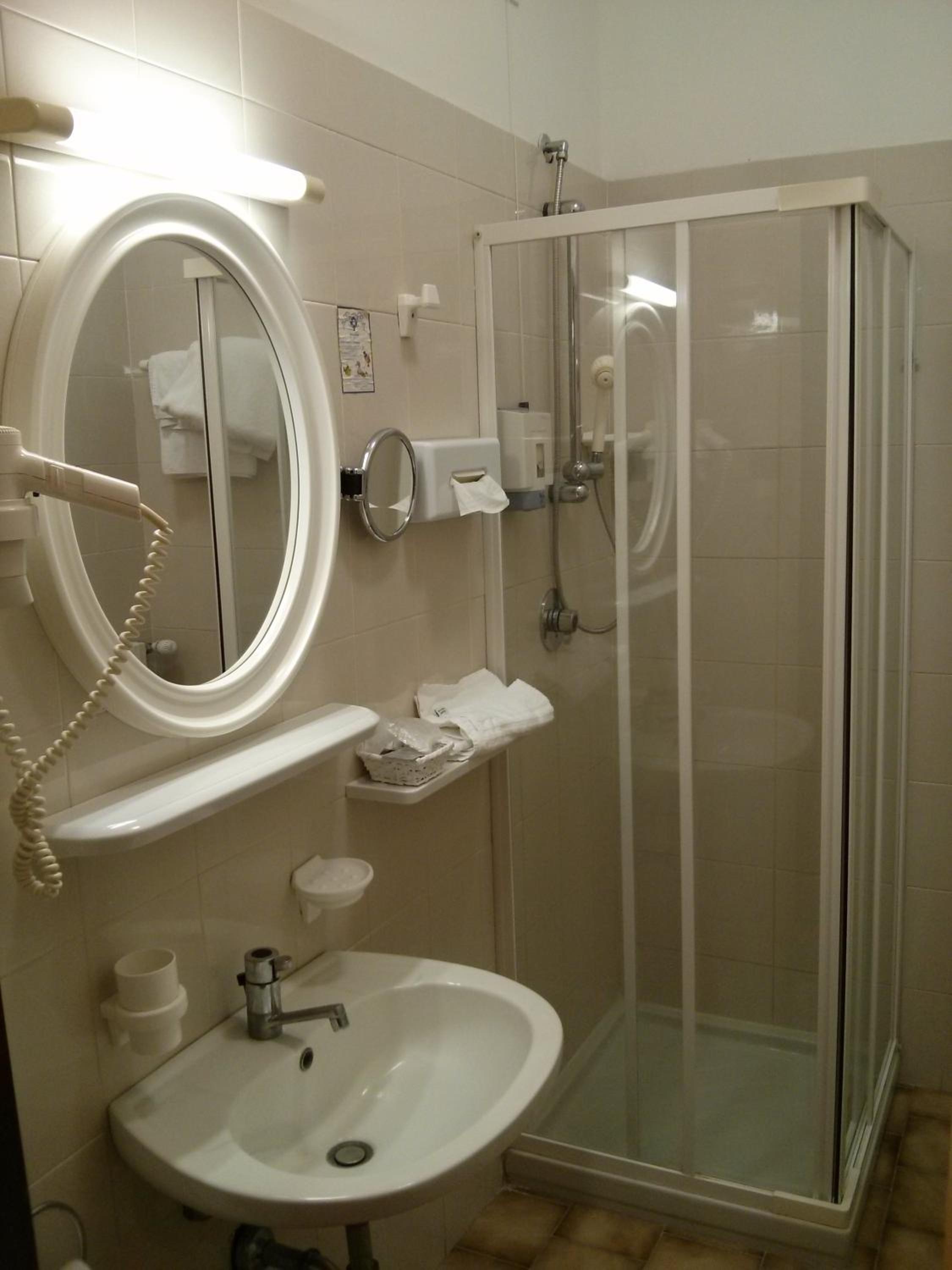 Double or Twin Room - Photo 13