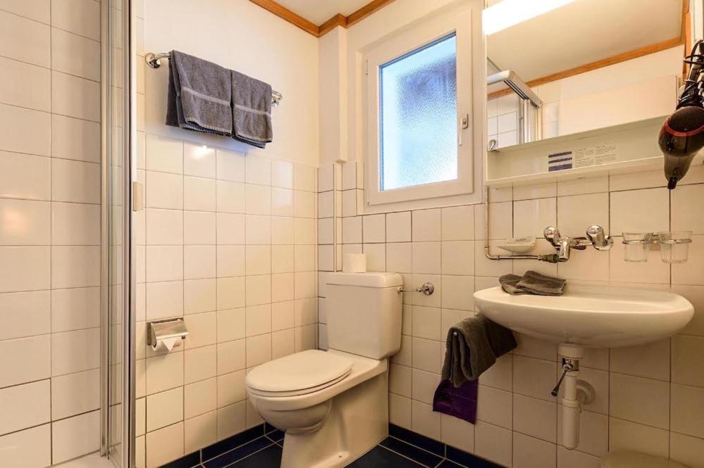 Small Double Room with Private Bathroom (no view) - Photo 2
